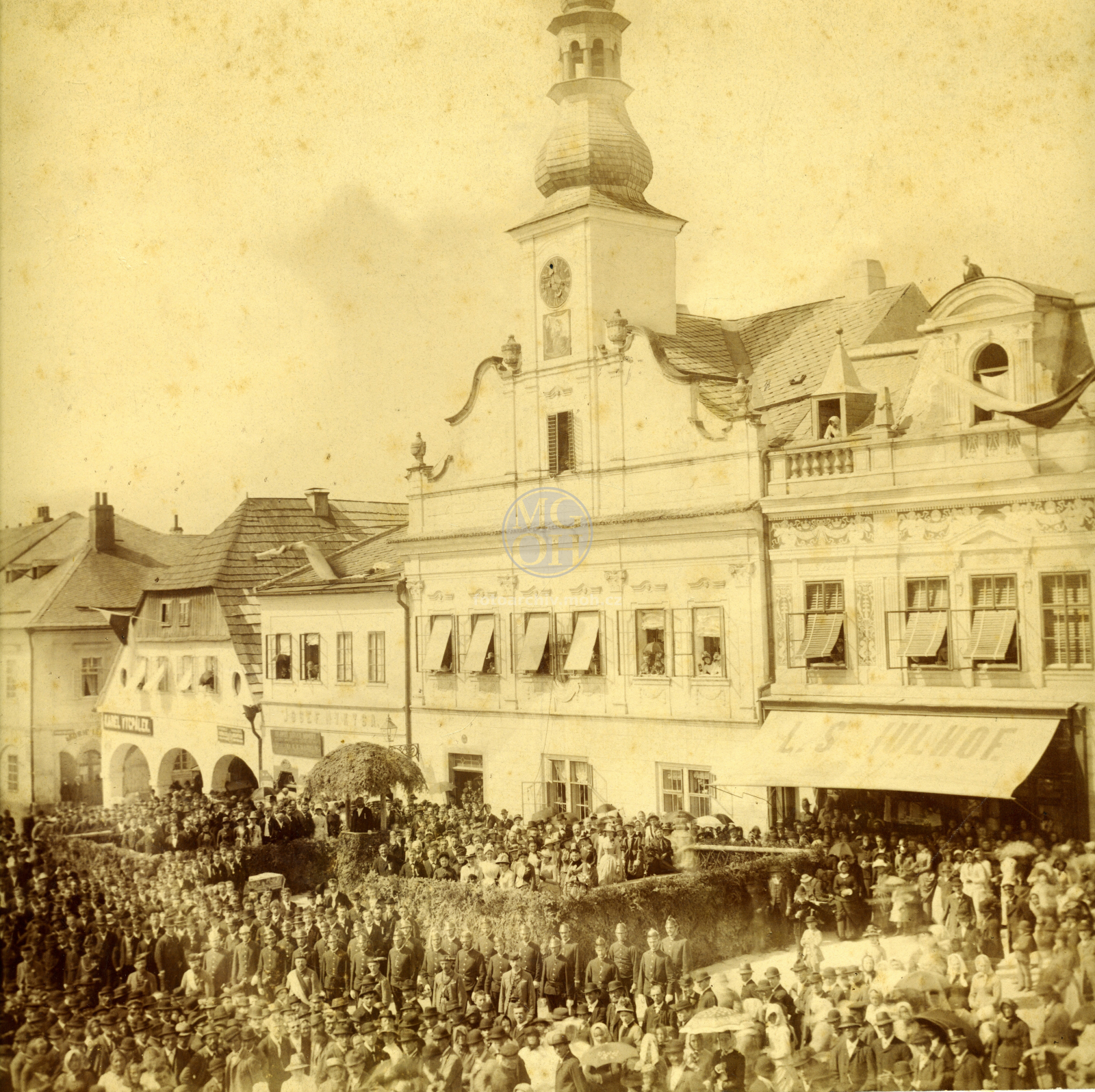 Fotografie - Náměstí, radnice, slavnost