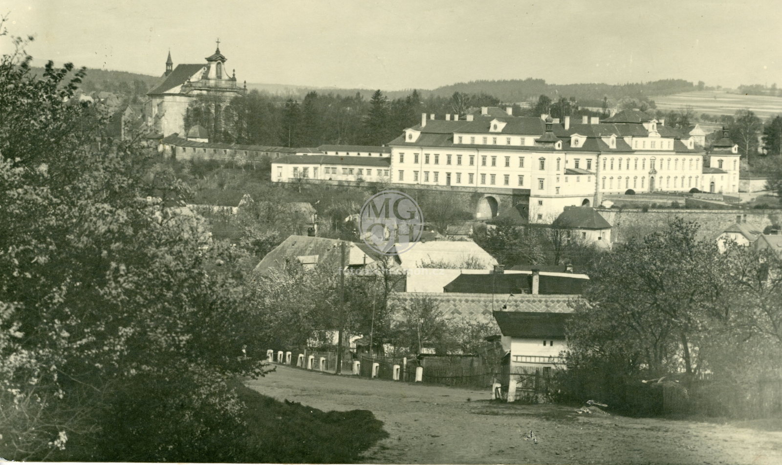 Fotografie - Zámek od židovského hřbitova