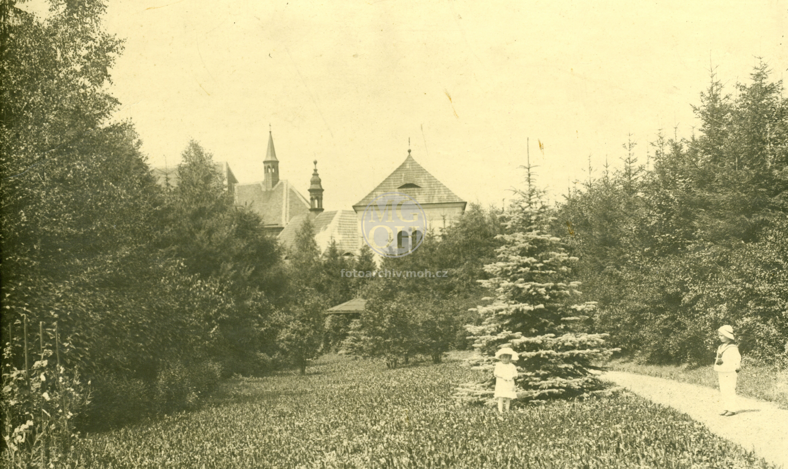 Fotografie - Kostel Nejsvětější Trojice s věží, věžička piaristického gymnasia a zvonice