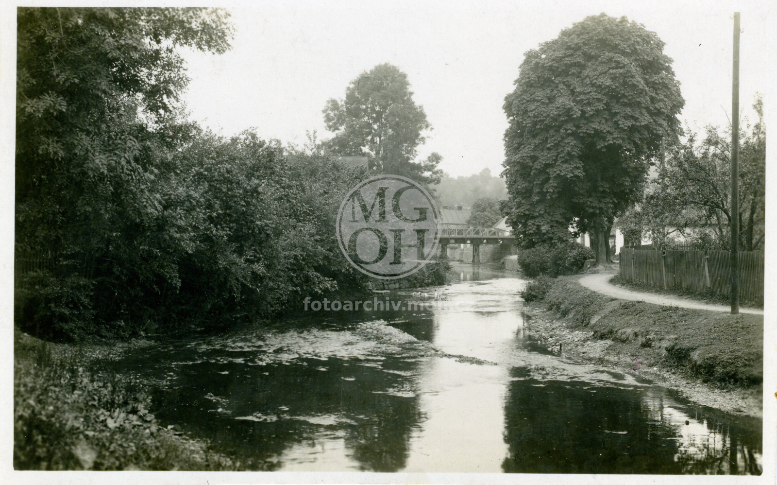 Fotografie - I. Náměstí - podloubí, II. Kněžna - most na silnici k Solnici