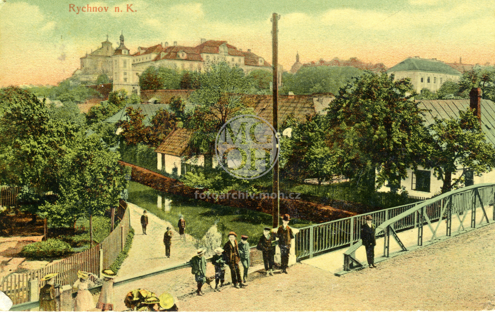 Fotografie - Pohled na město, z mostu na zámek