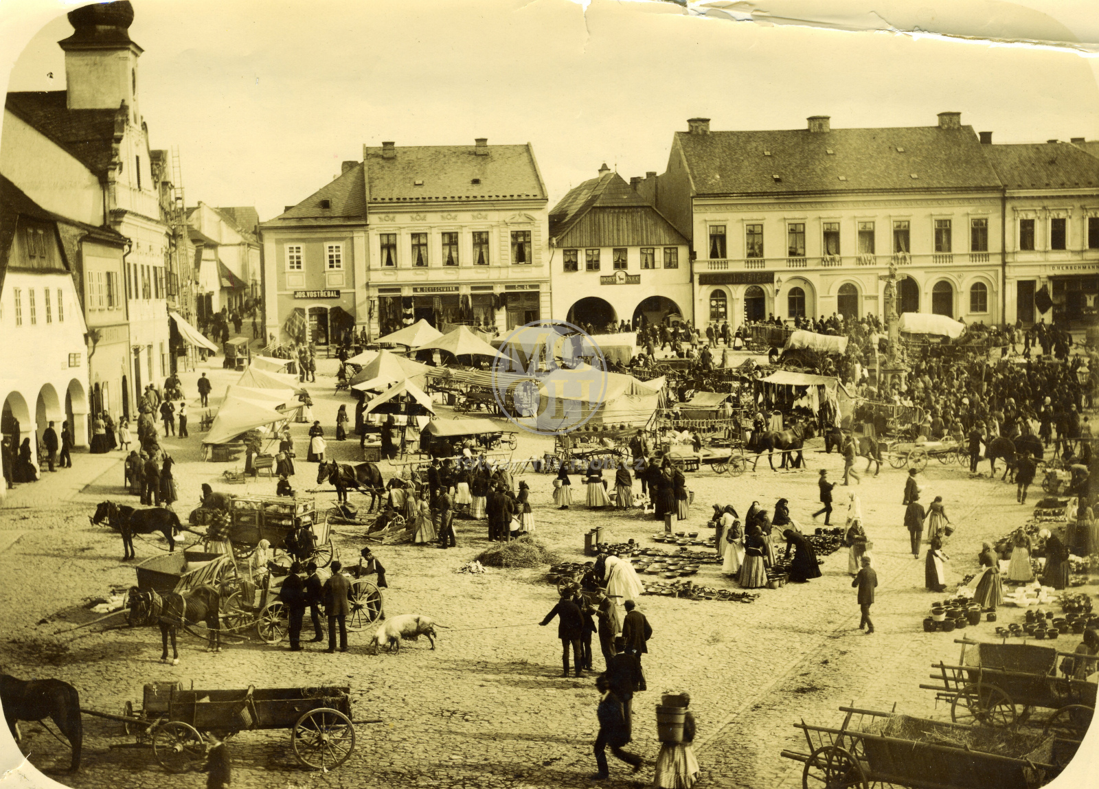 Fotografie - Jarmark na náměstí, všechno zboží a dění (horní část náměstí)