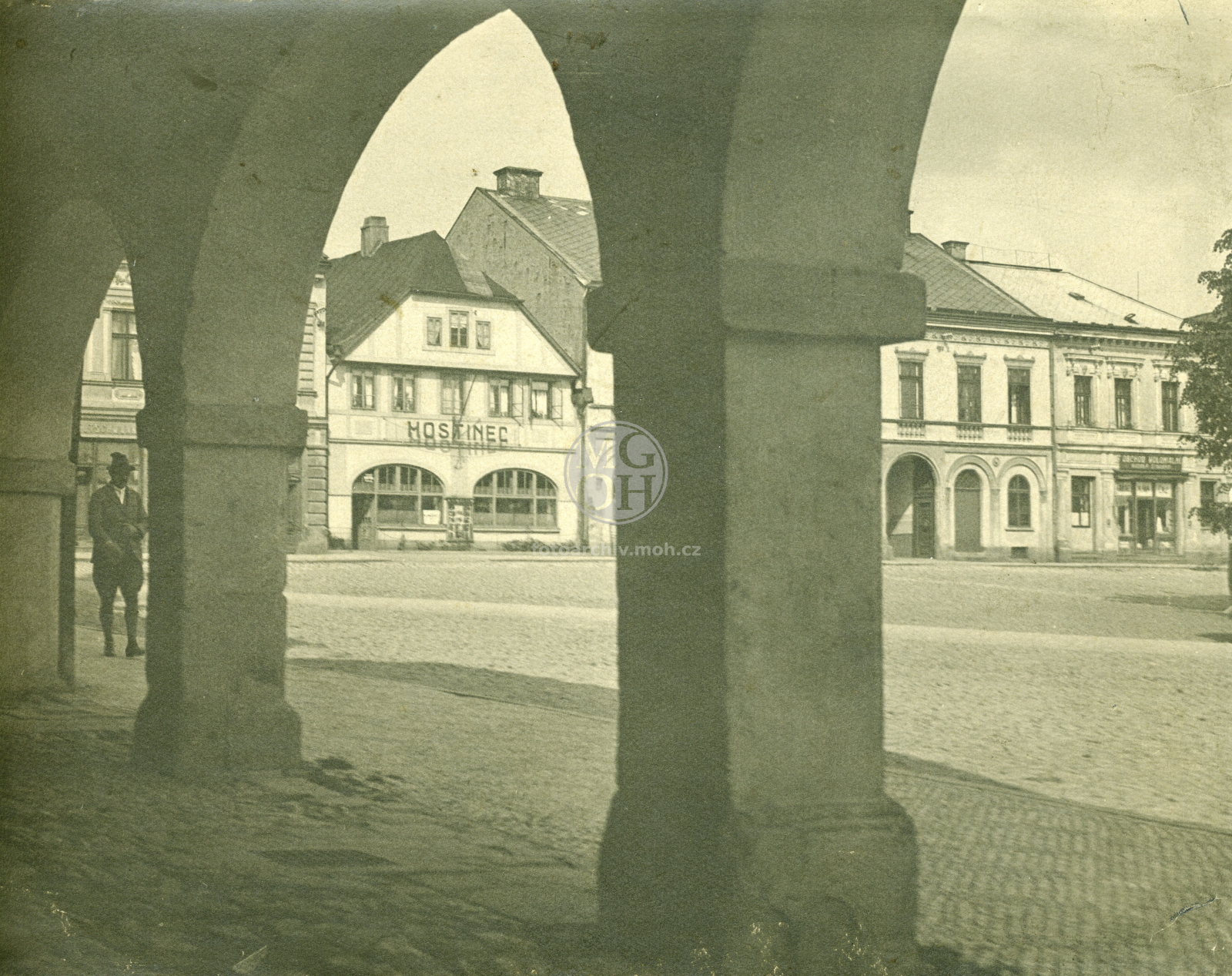 Fotografie - Průhled podloubím na náměstí