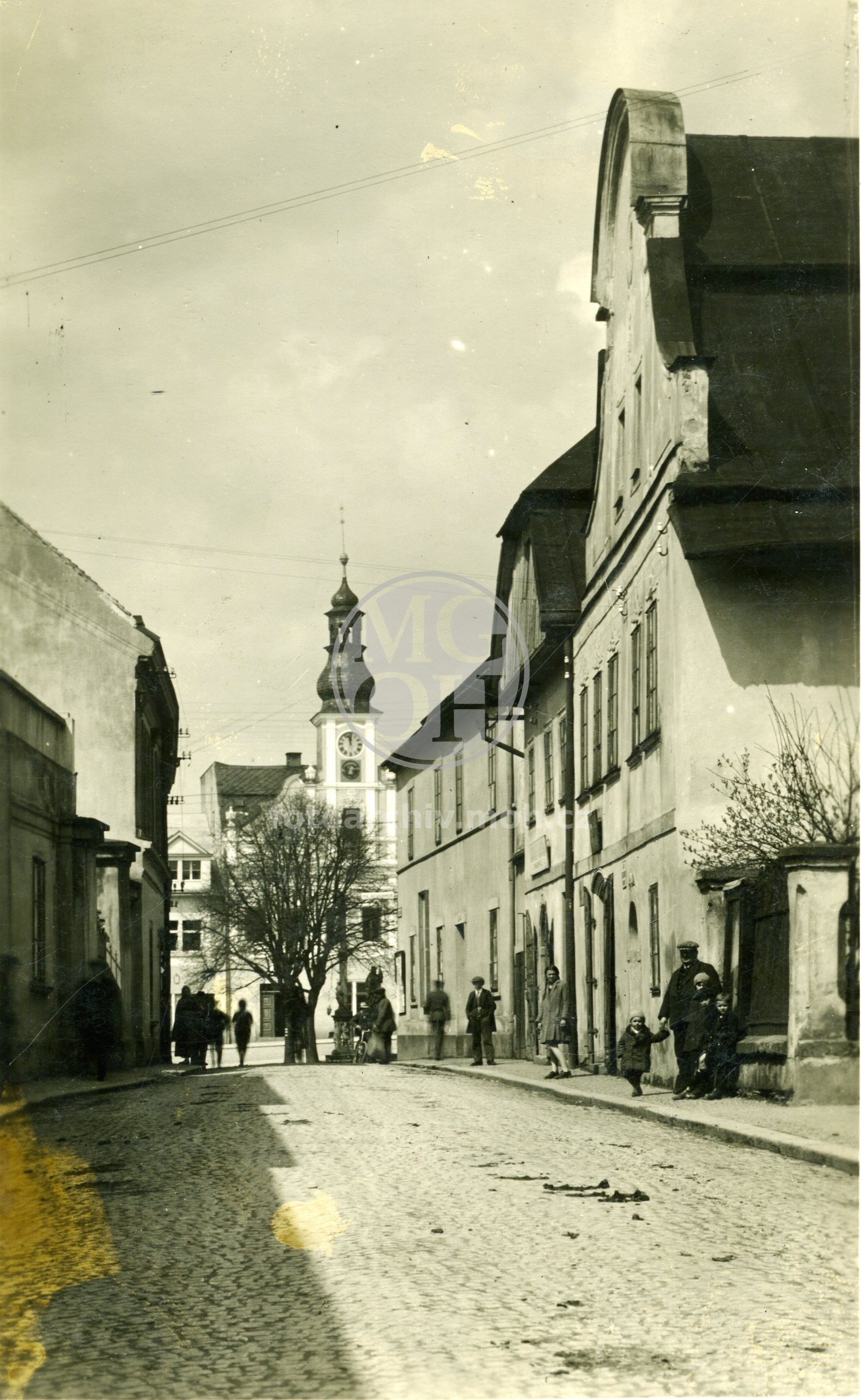 Fotografie - Palackého ulice, průhled k náměstí (domy čp. 693, 692 a 47, v pozadí radnice)