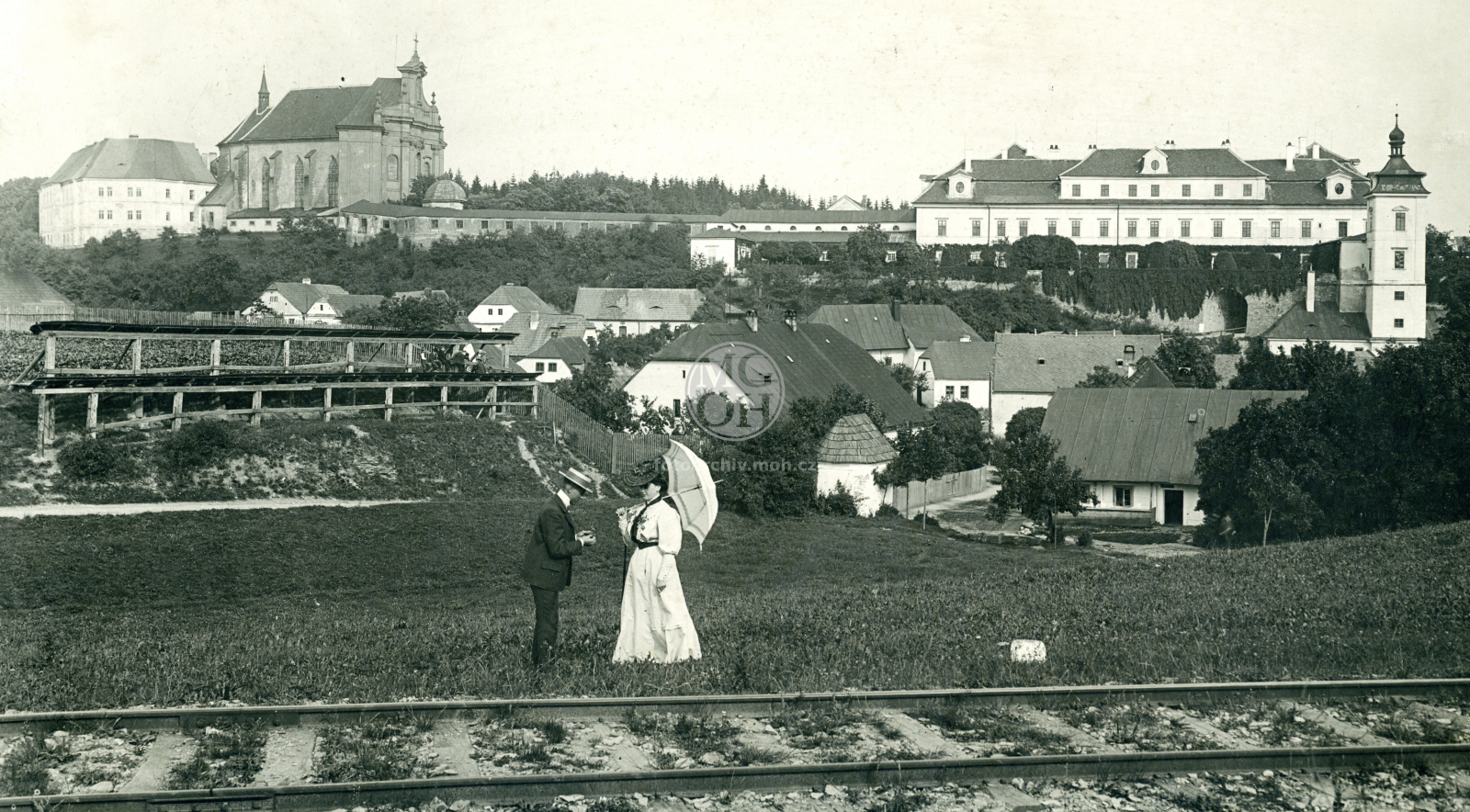 Fotografie - Pohled od dráhy k zámku