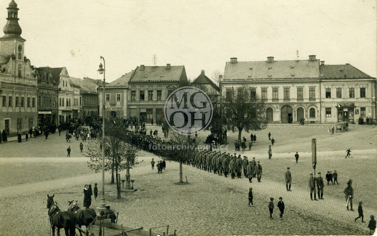 Fotografie - Pohřeb na náměstí (Sokolové, atd.)