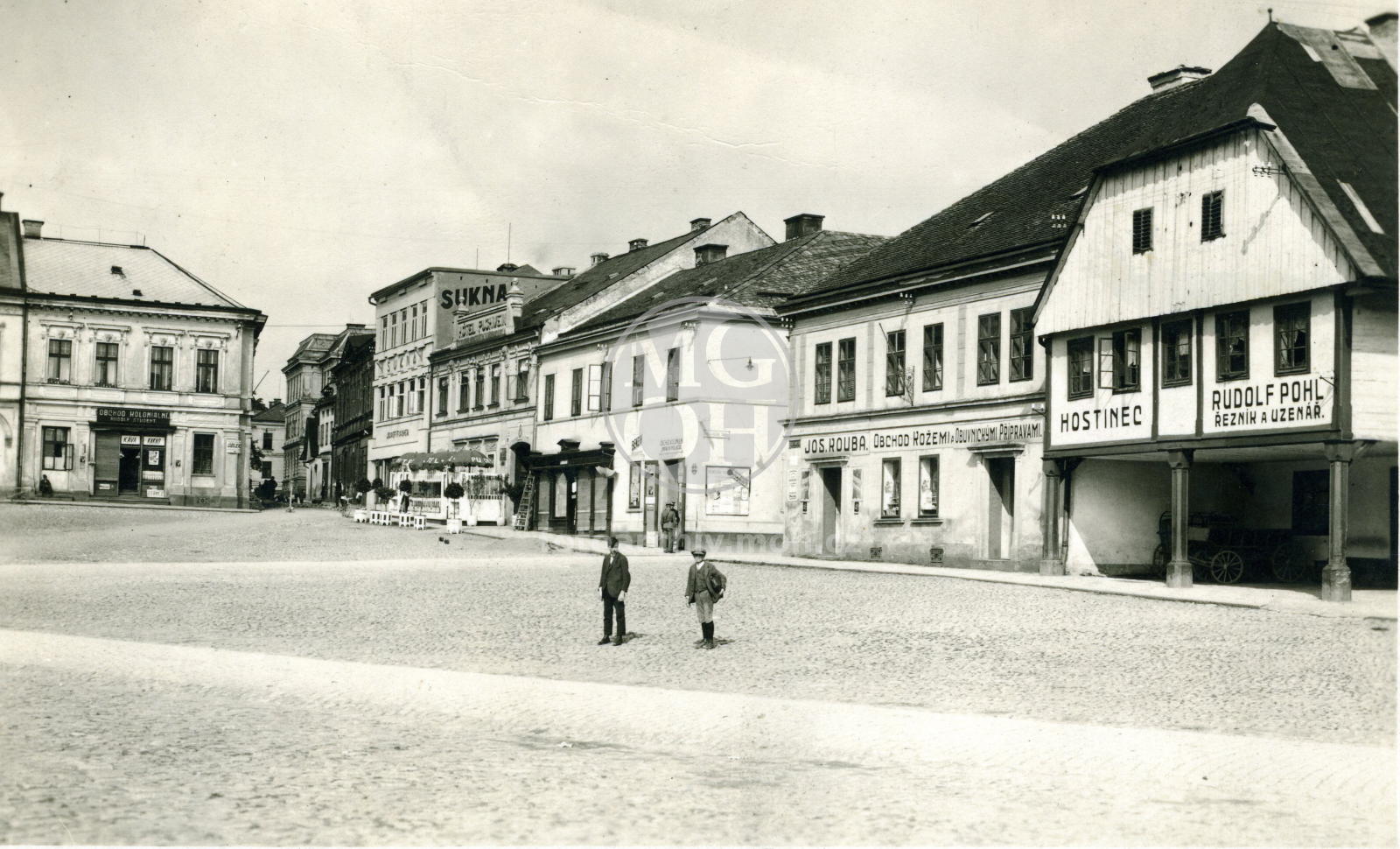 Fotografie - Náměstí - čp. 30 (obchod koloniální Rudolf Student), 45 (sukna Josef Fischer), 46 (hotel Puchwein), 47 (obchod koloniální Jindřich Poláček), 48 (obchod kožemi a obuvnickými přípravami Jos. Kouba), 49 (hostinec a řezník Rudolf Pohl)