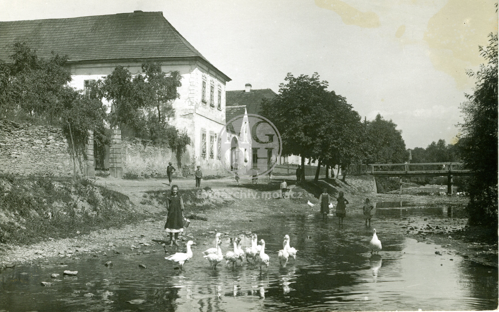Fotografie - Pelclovo nábřeží, Stará pošta čp. 457