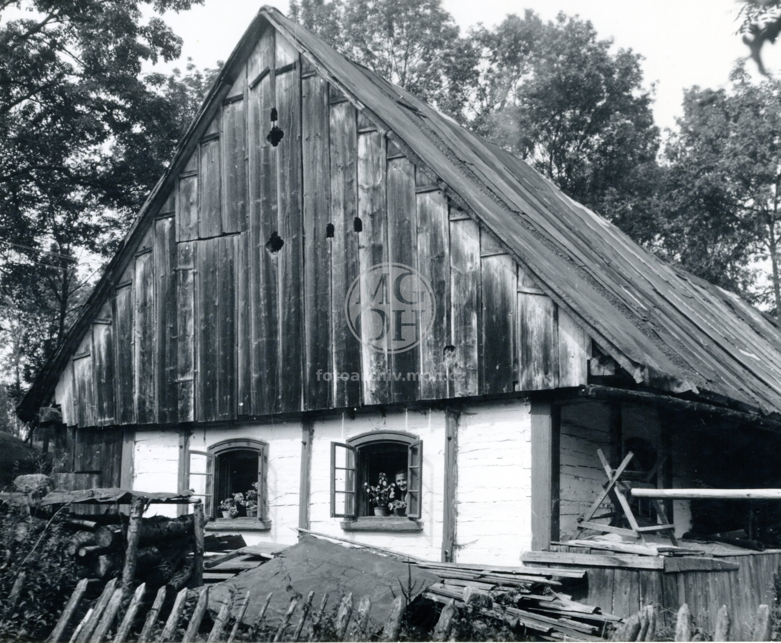 Fotografie - Průčelí roubené chalupy