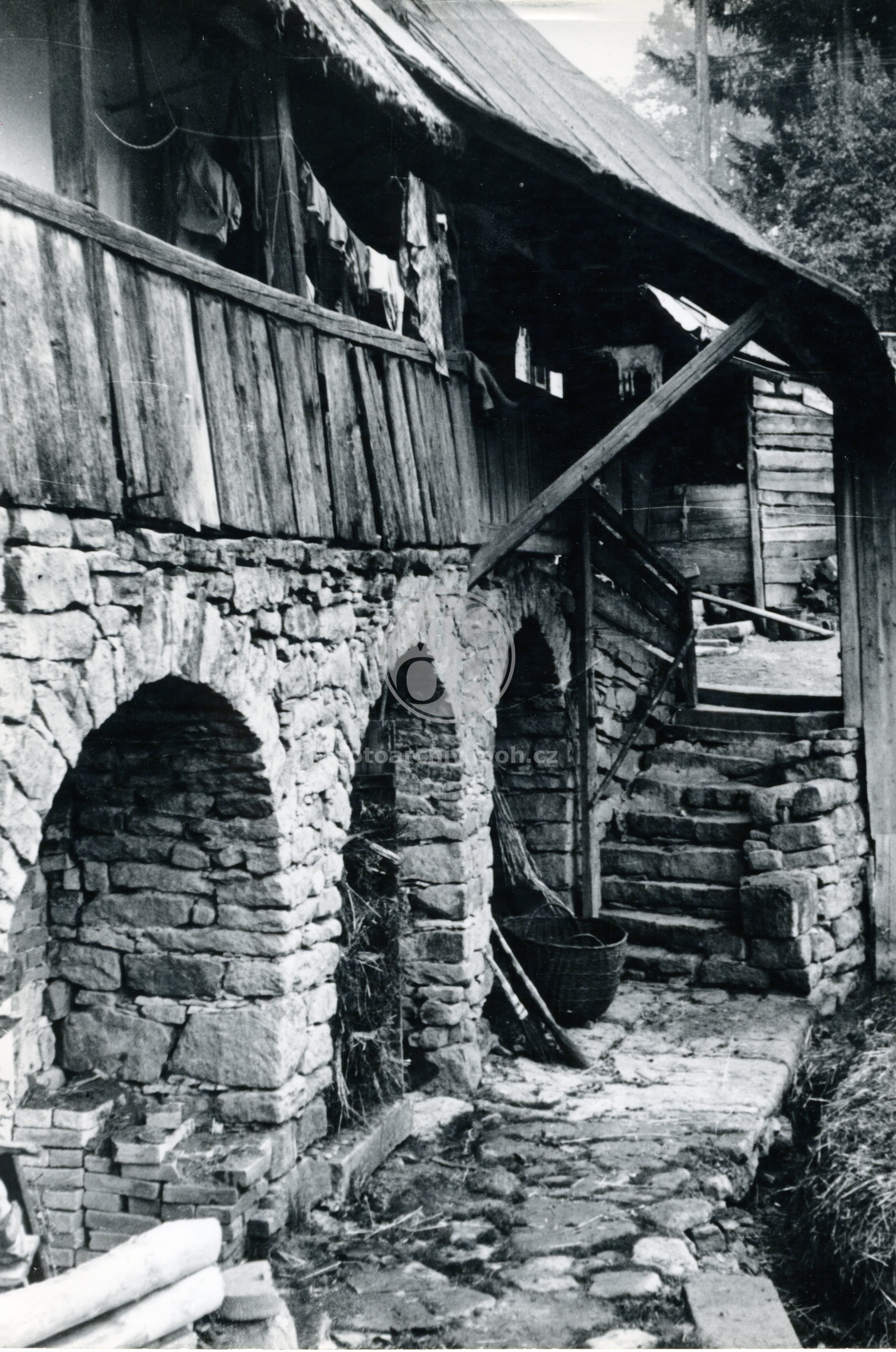 Fotografie - Dům čp. __6, boční pohled na zápraží