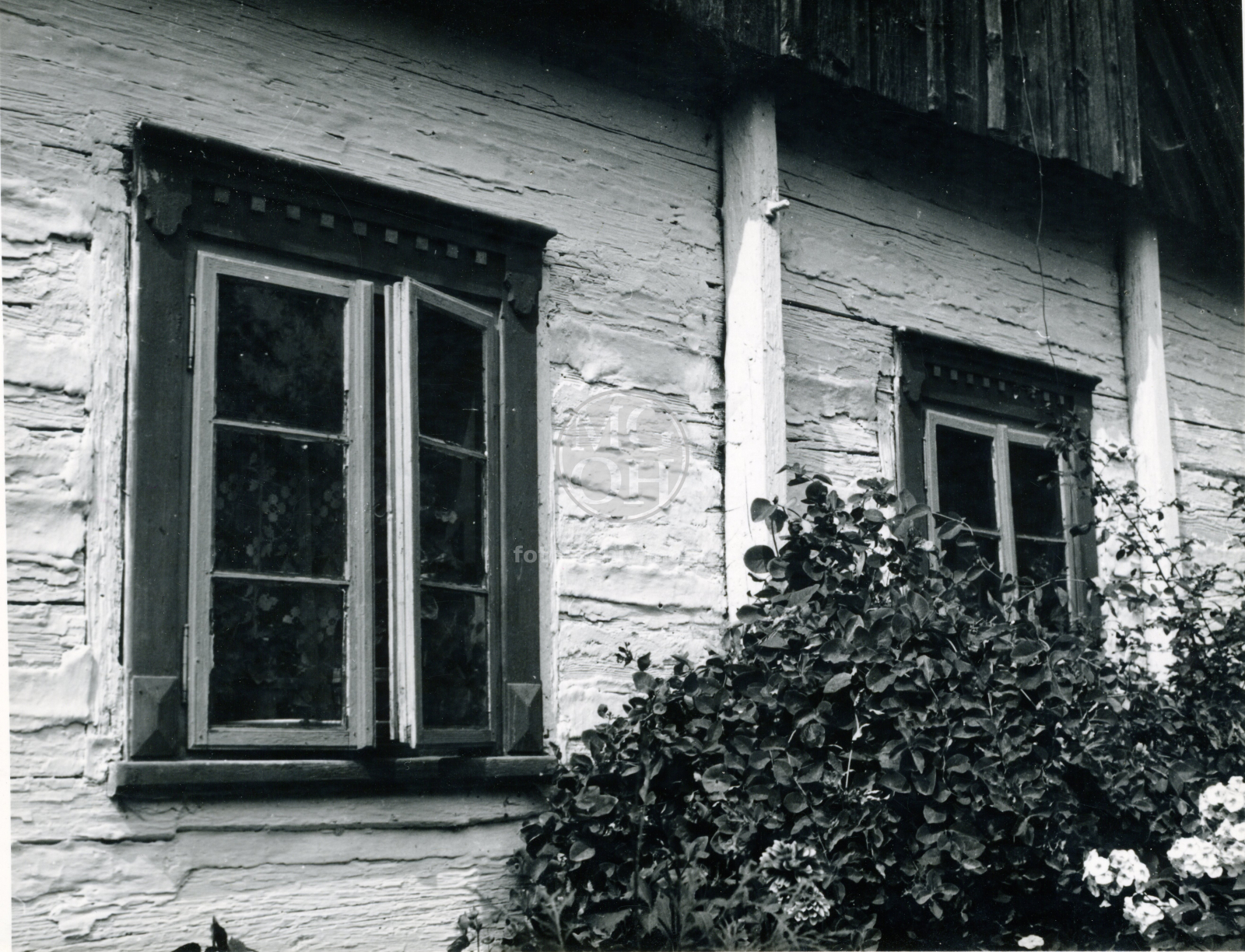 Fotografie - Okno s ostěním čp.192