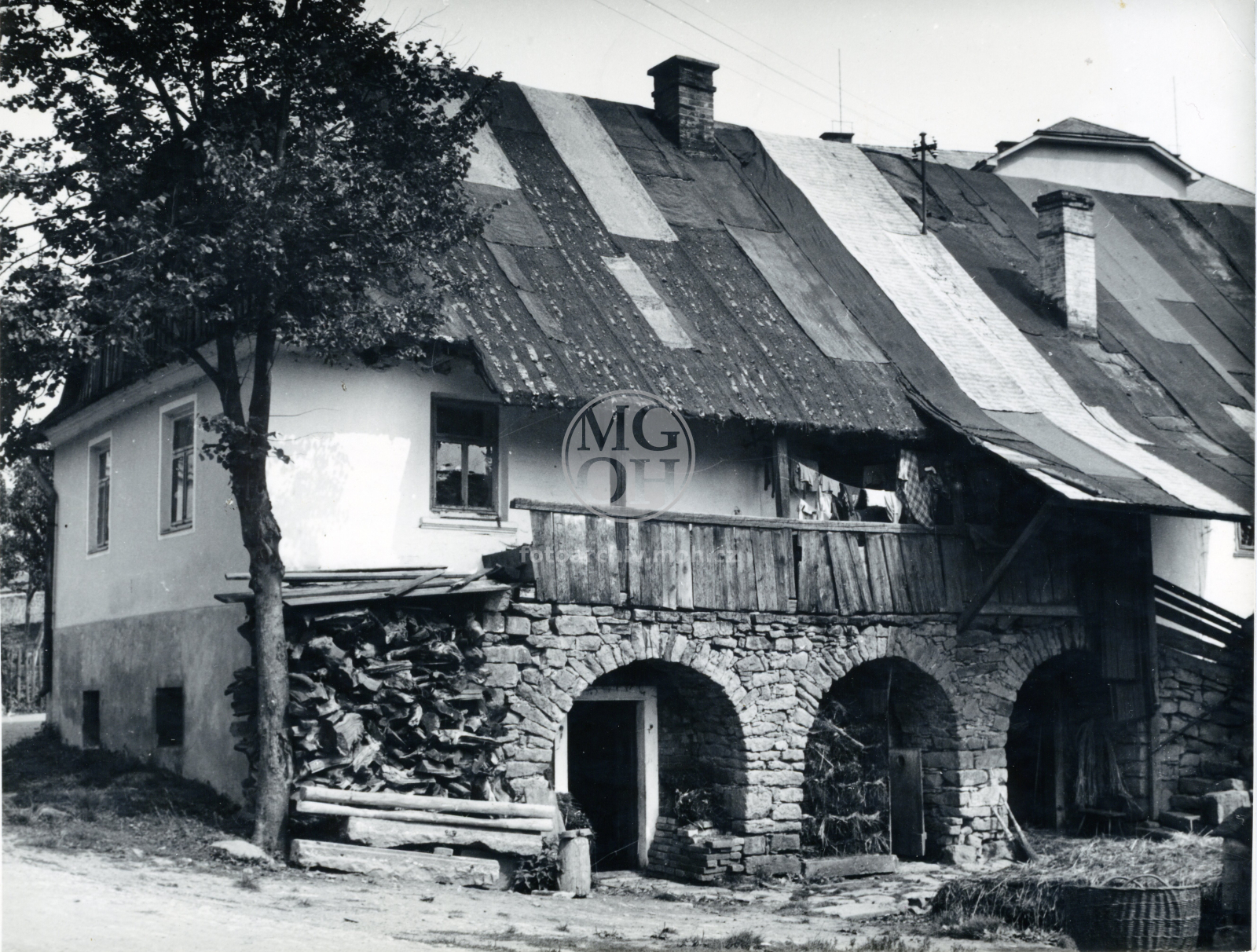 Fotografie - Dům čp. __6, průčelí bok, pavláčka nad kamennými oblouky