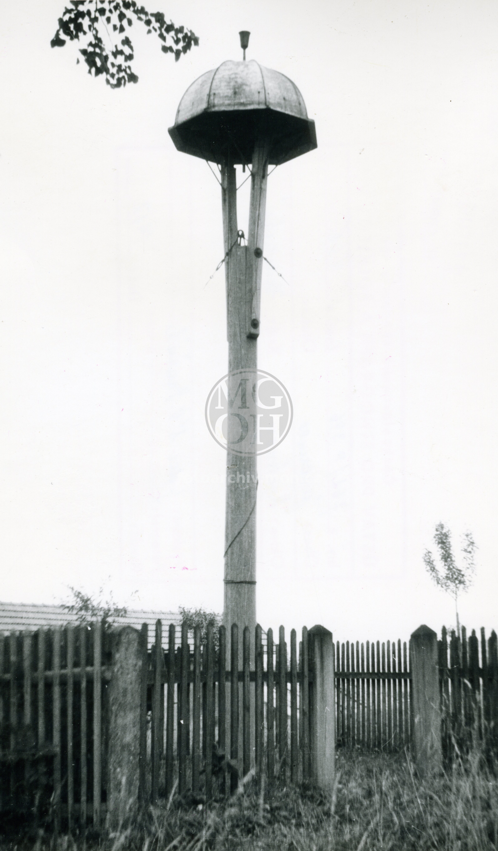 Fotografie - Zvonička na sloupu