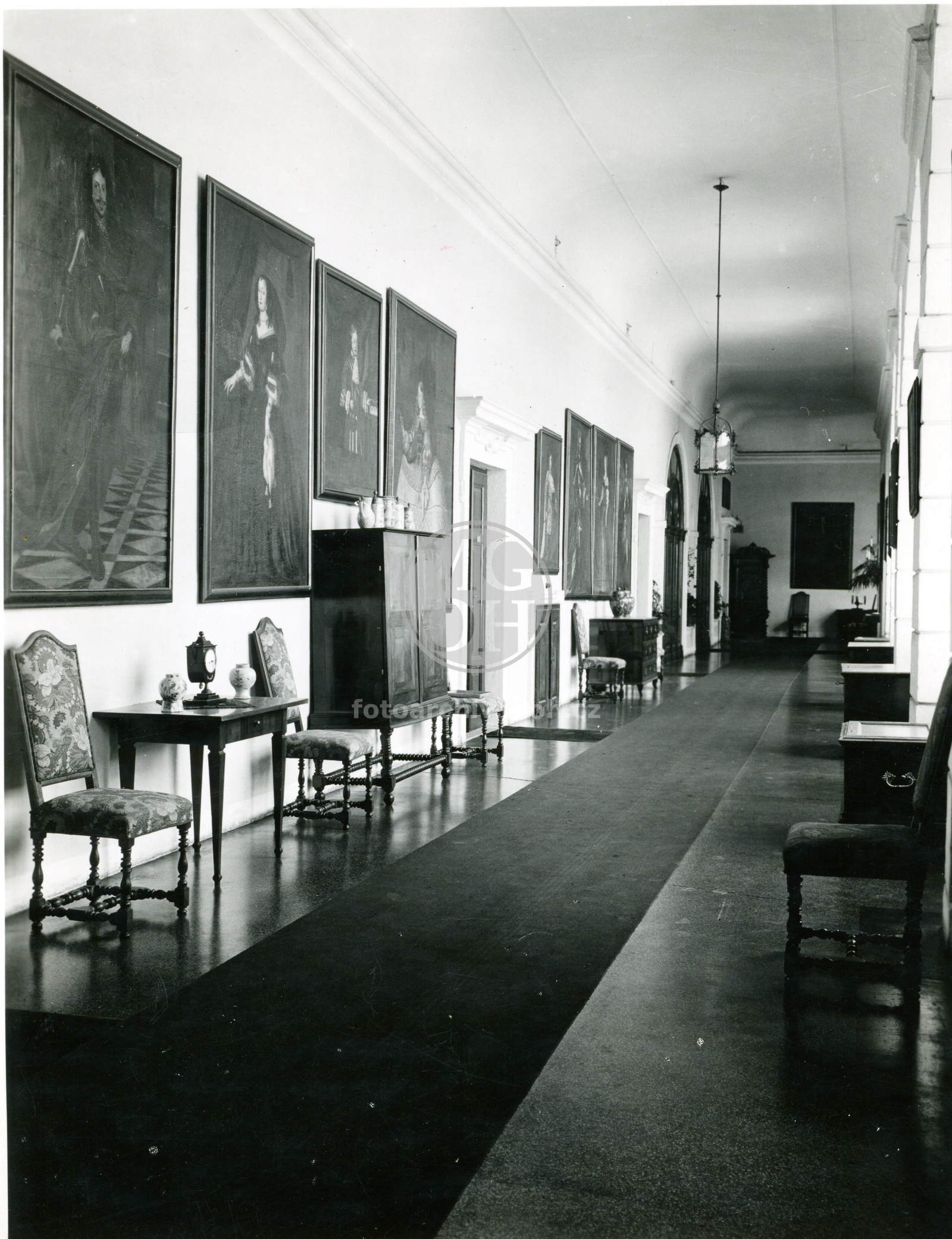 Fotografie - Zámecká chodba, stará instalace