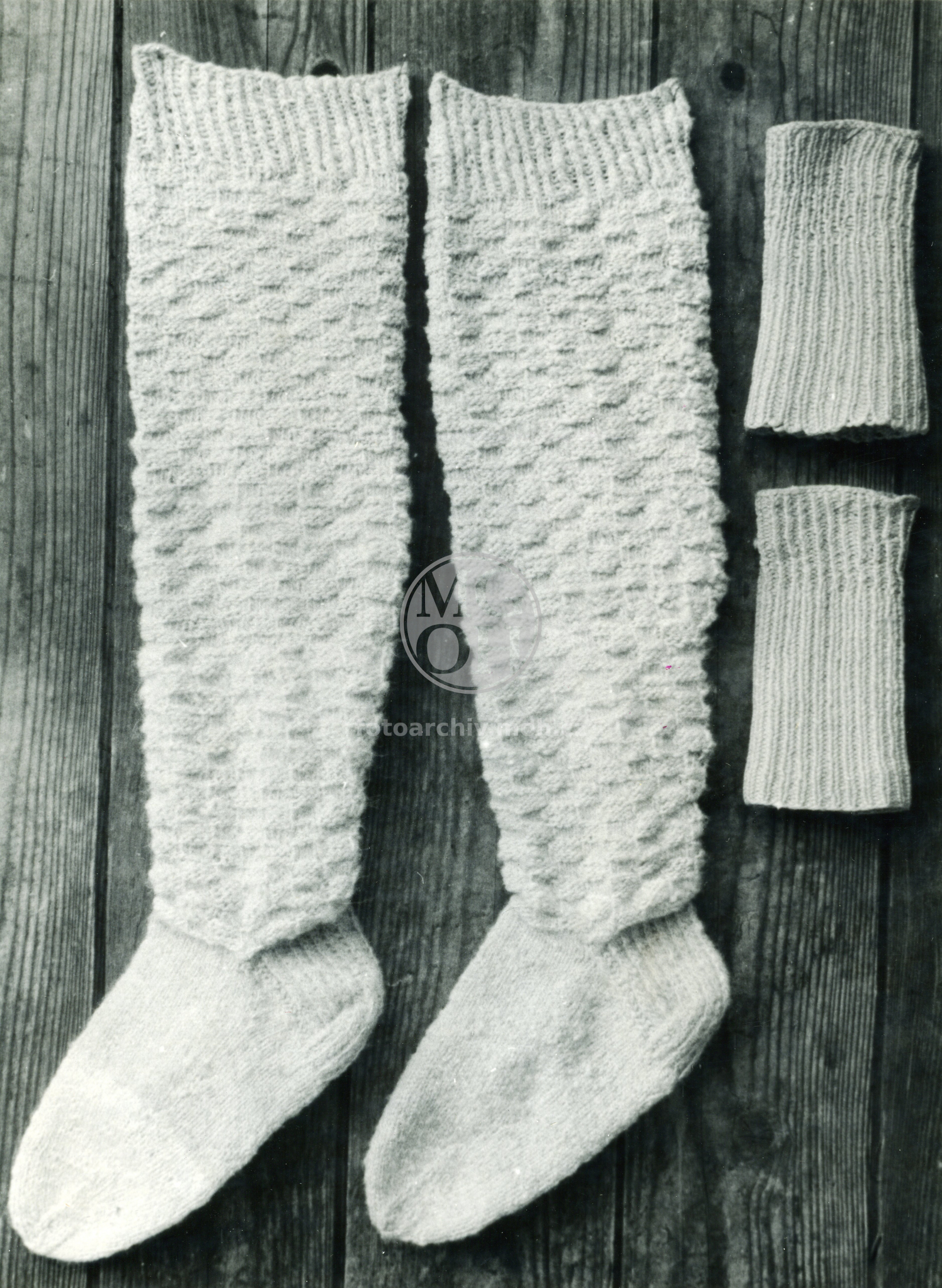 Fotografie - Bílé vlněné punčochy a nátepníčky
Osoba: Šepsová