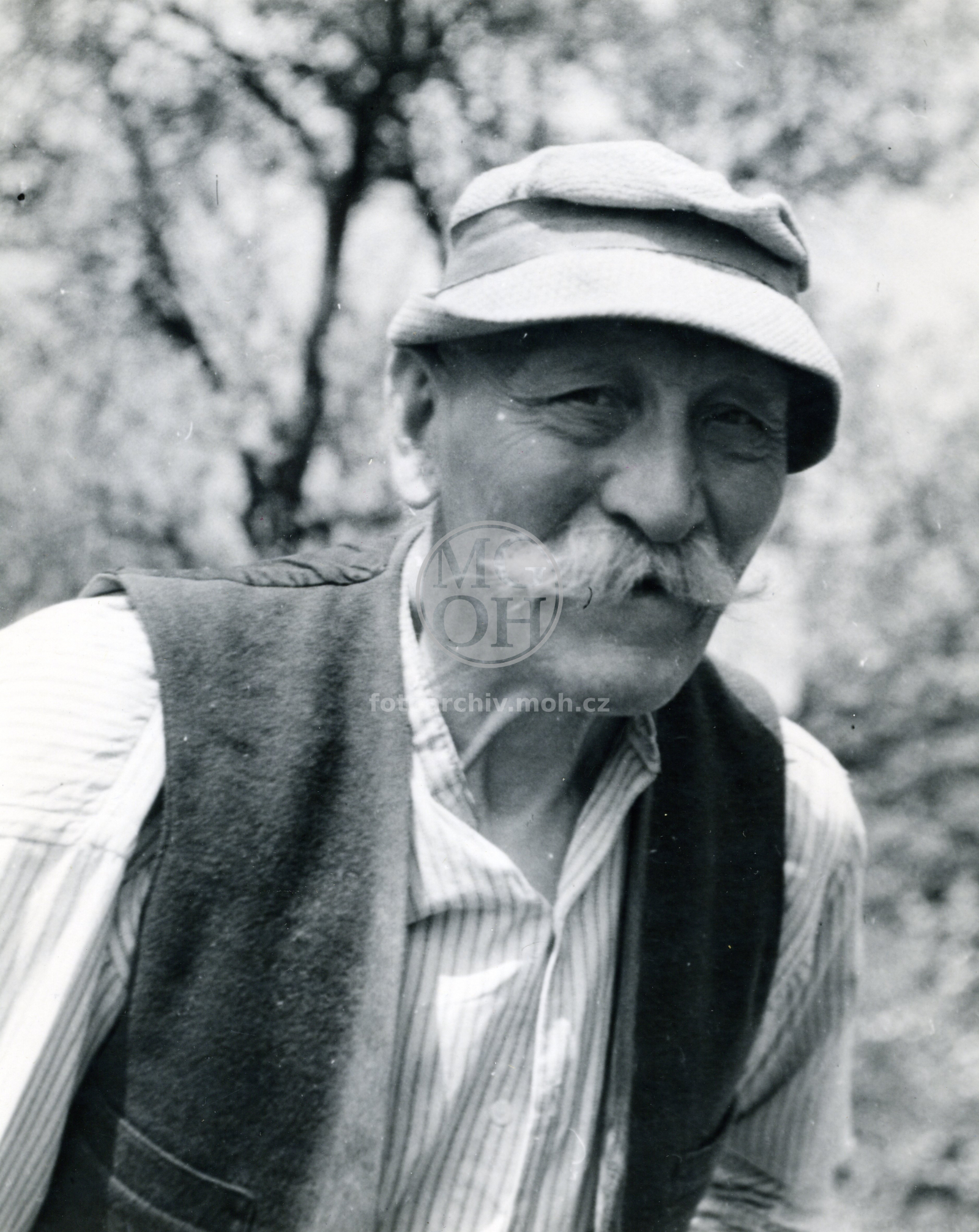 Fotografie - Bedřich Mohr v letním slamáku
Osoba: Mohr Bedřich