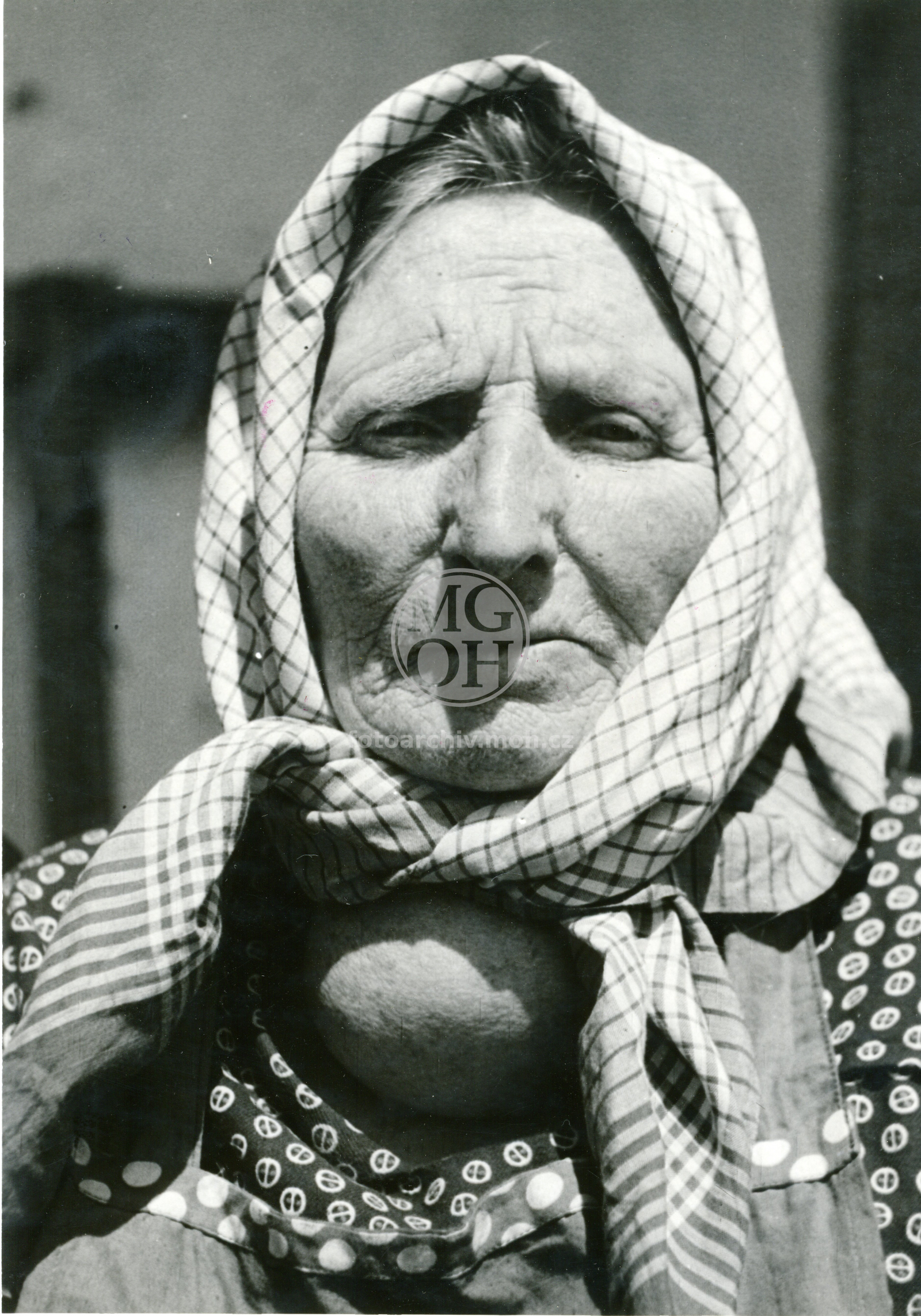 Fotografie - Ochoz čp. 6, Kratochvílová v šátku
Osoba: Kratochvílová