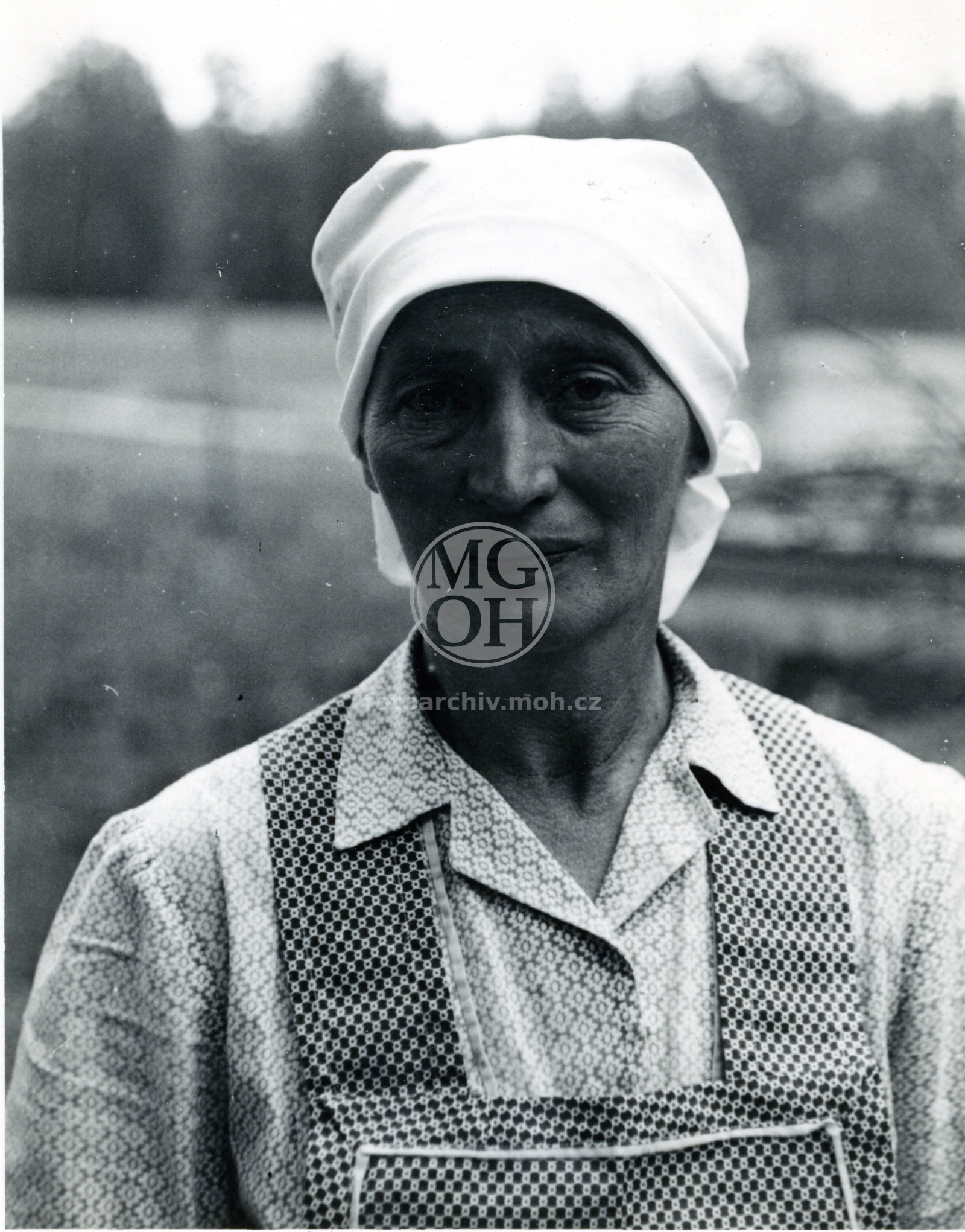 Fotografie - Všední letní oblečení - šátek na ""babku"" 
Osoba: Mohrová Marie