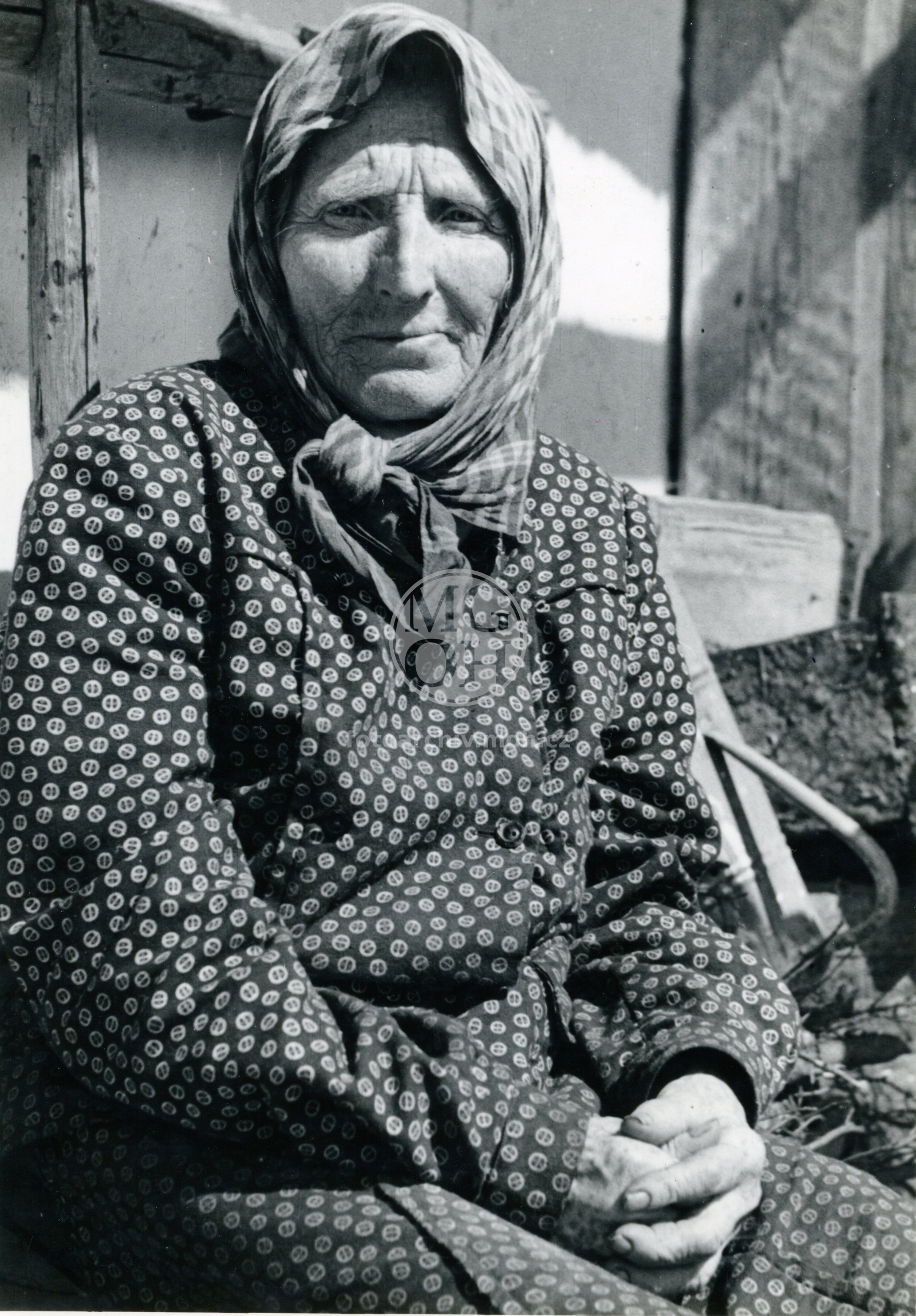 Fotografie - Ochoz čp. 6, současné všední oblečení - barchetové šaty
Osoba: Kratochvílová