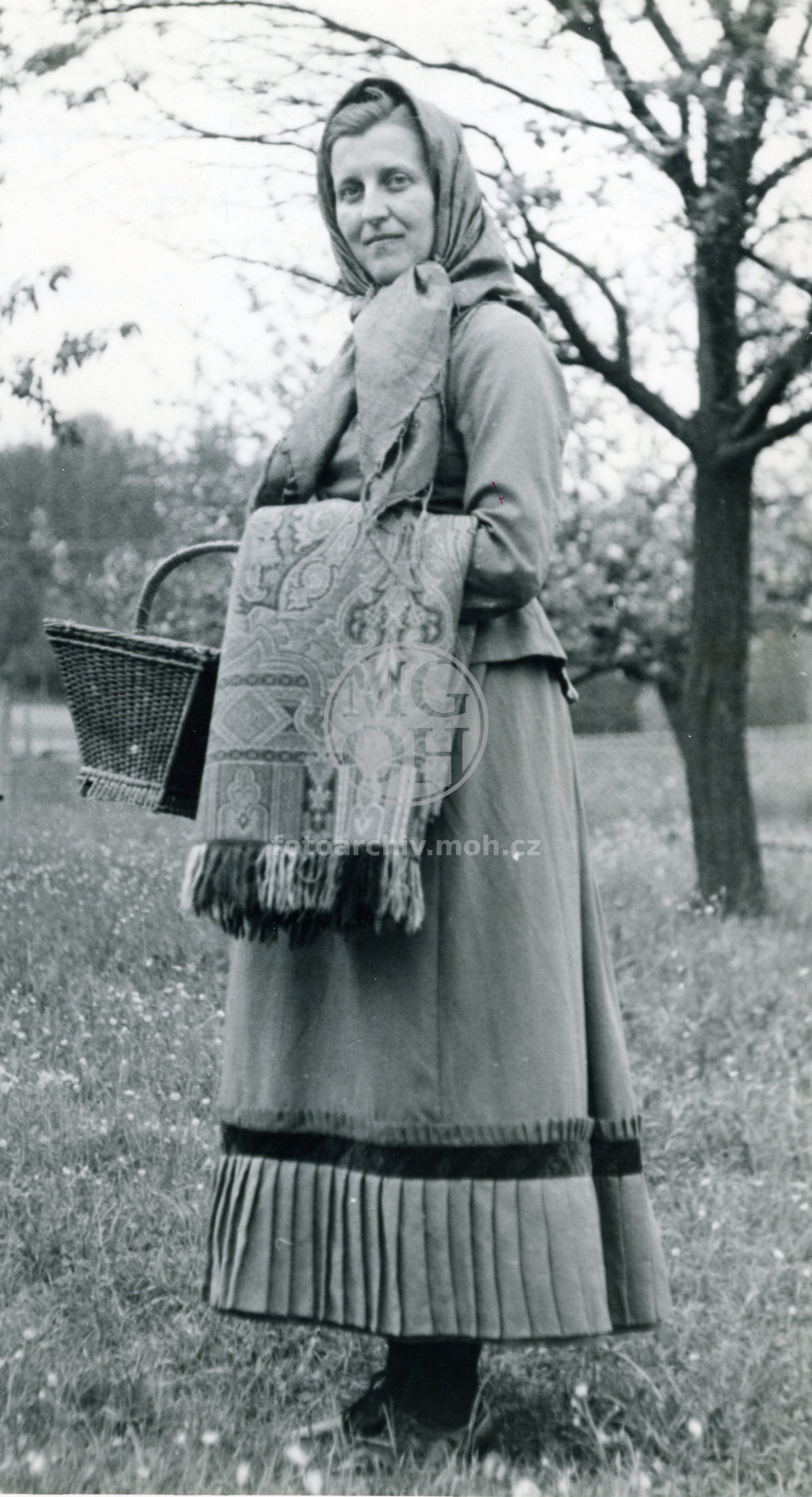 Fotografie - Sváteční oblečení starší ženy z devadesátých let 19.stol.