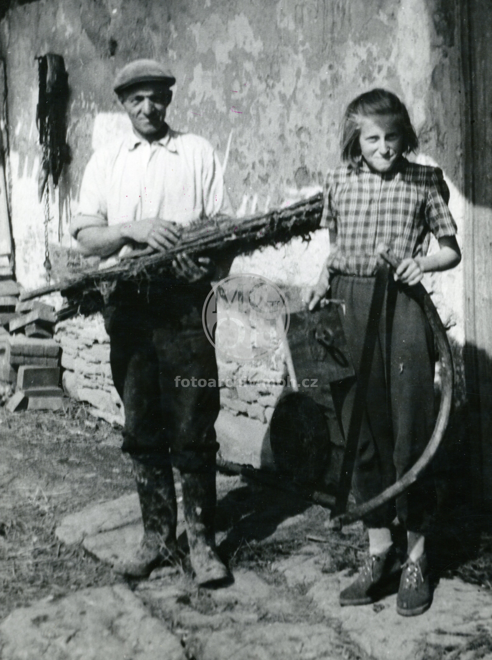 Fotografie - Šremr František s dcerou v pracovním oblečení
Osoba: Šremr František