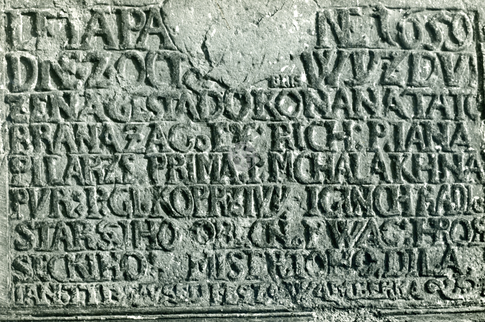 Fotografie - Deska z bývalé městské brány - náměstí