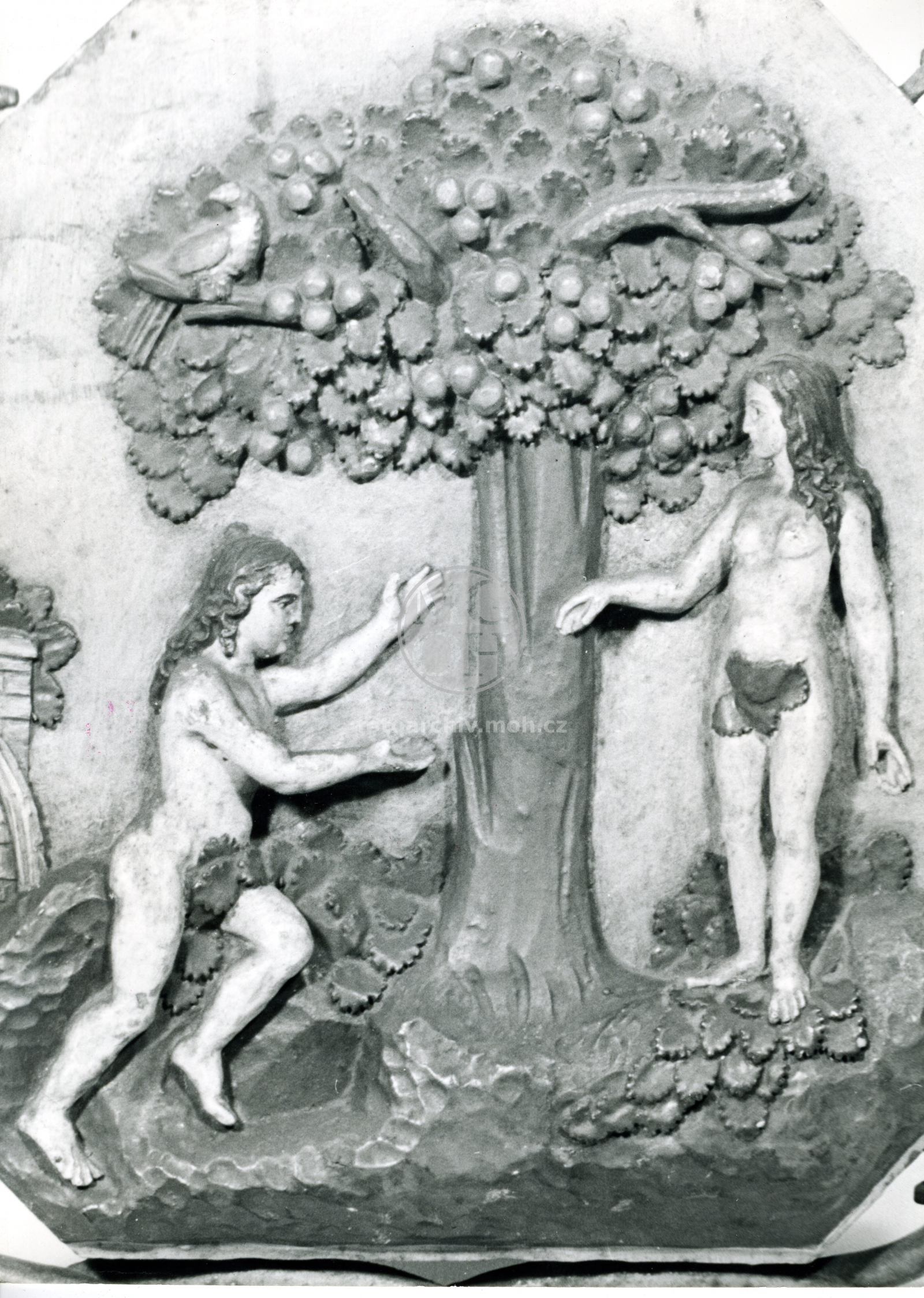 Fotografie - Dřevořezba - vývěsní štít cechů tesařů, truhlářů, zedníků a sekerníků