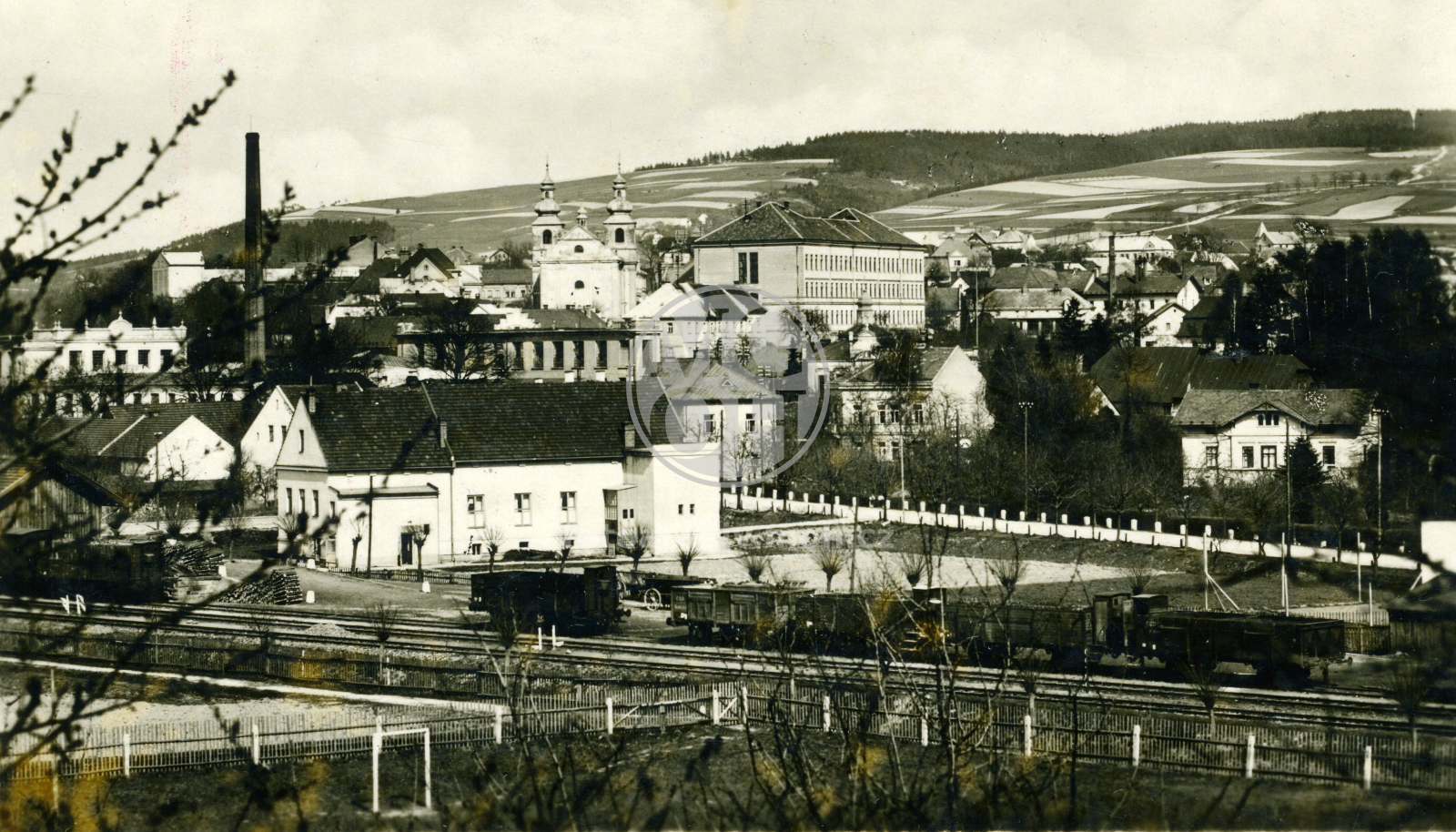 Fotografie - Pohled od tratě na město