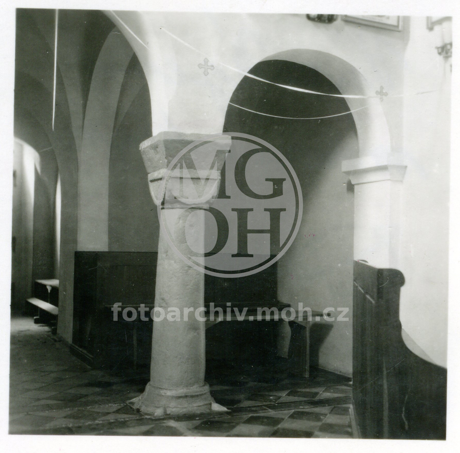 Fotografie - Románská hlavice kostela