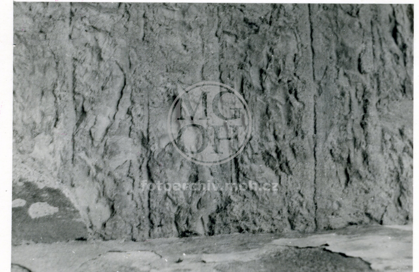 Fotografie - Románské zdivo na presbyteriu