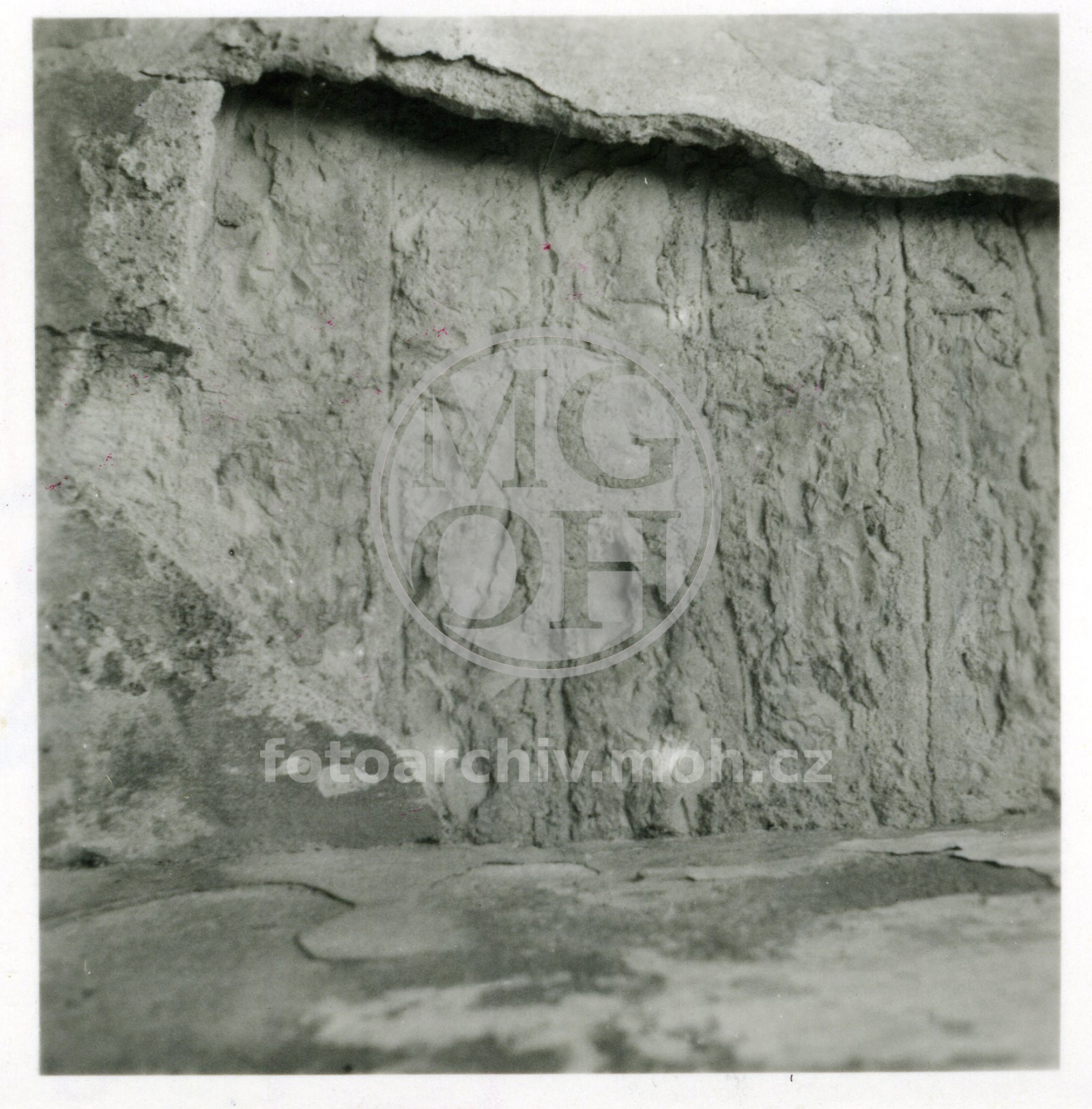 Fotografie - Románské zdivo na presbyteriu