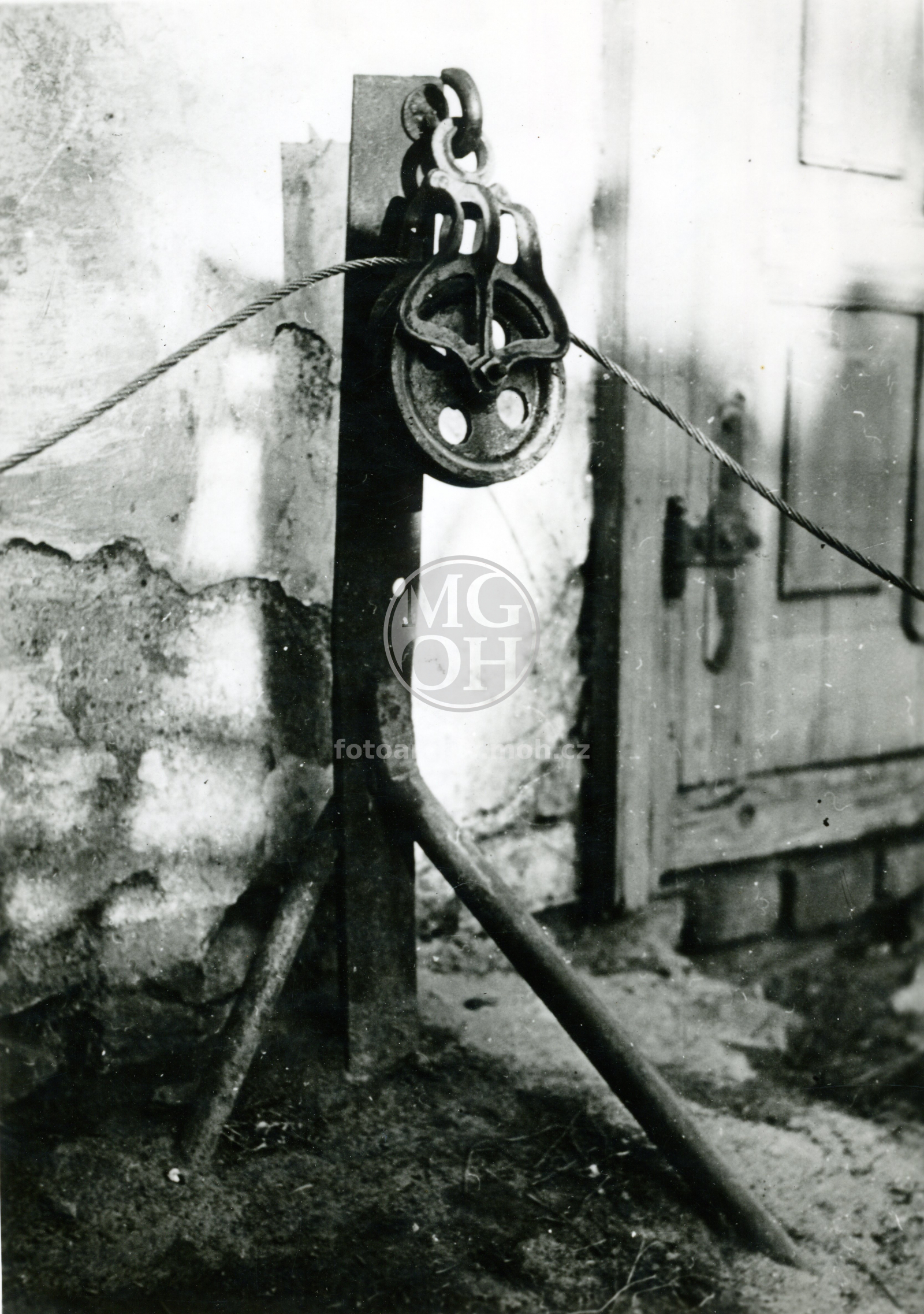 Fotografie - Kladka vedoucí lana na tažení el. motoru