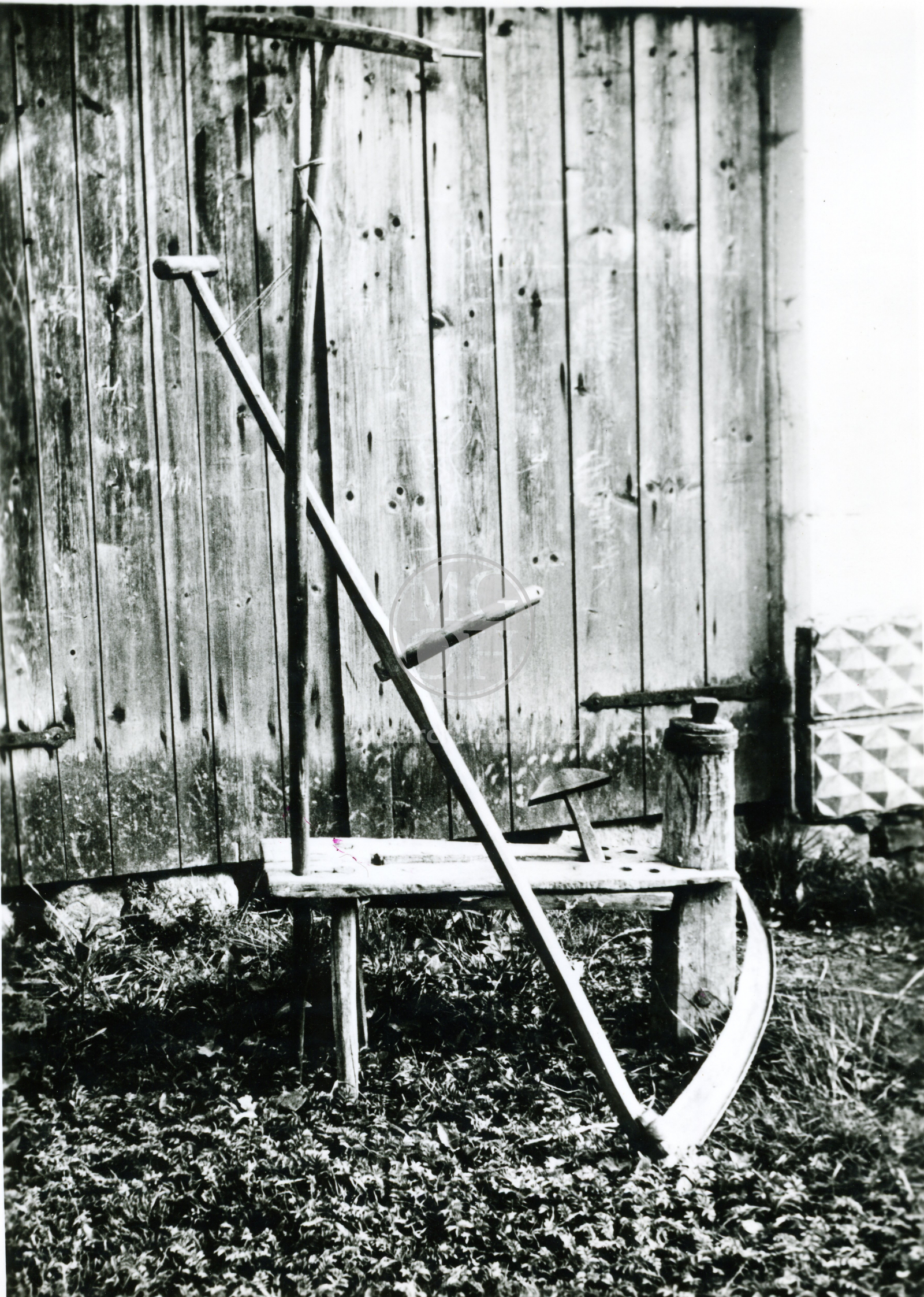 Fotografie - Kosa, hrábě a babka na naklepání kosy