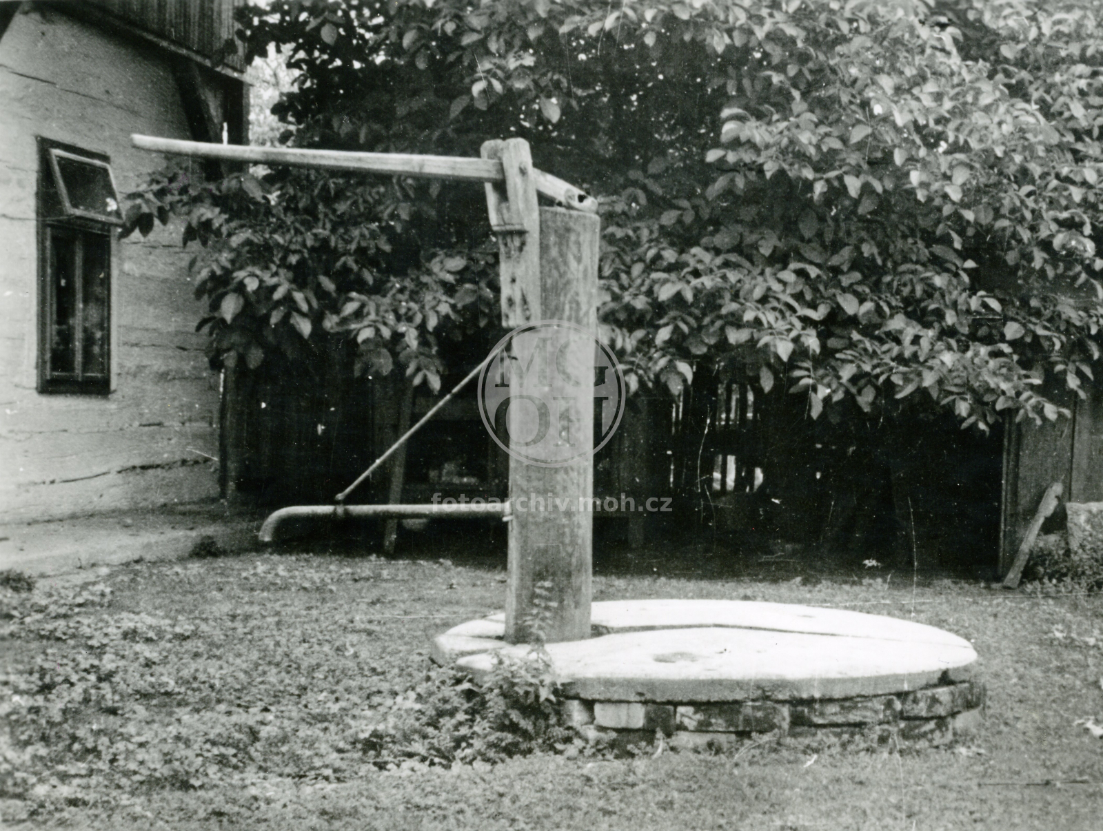 Fotografie - Studna s dřevěným tělem a táhlem