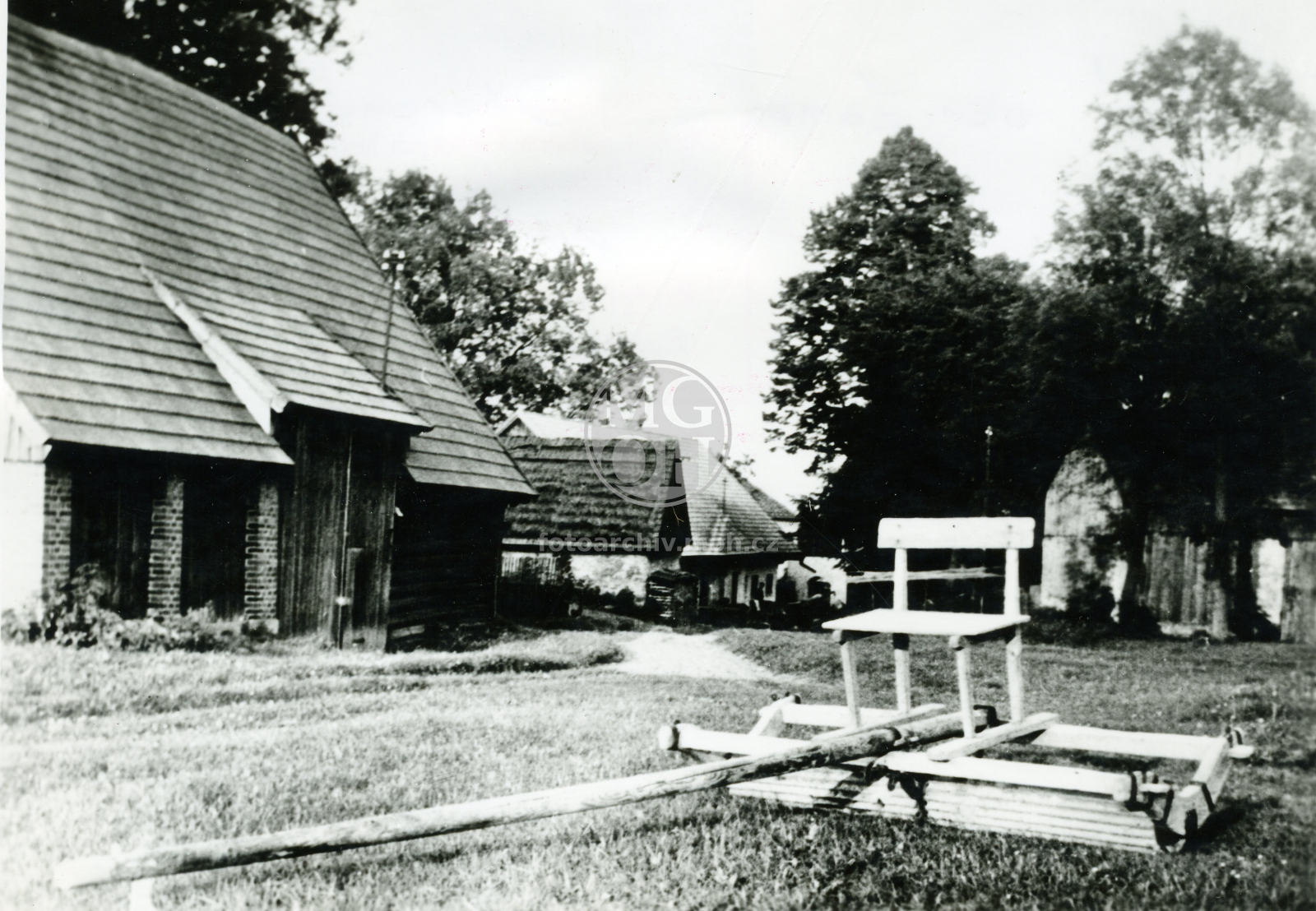 Fotografie - Dřevěný válec s lavičkou