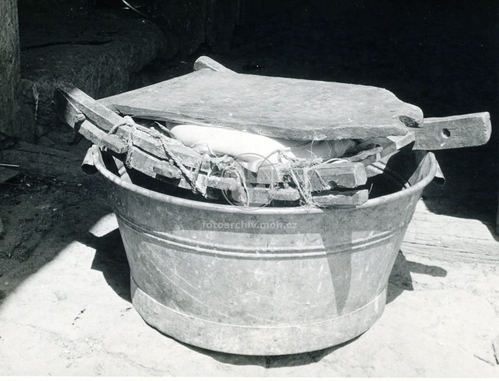 Fotografie - Ochoz čp. 6, šráček na lisovaní tvarohu - Kratochvílovi