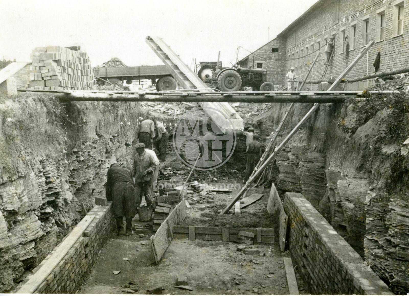 Fotografie - Výkop a stavba močůvkové jámy před kravínem