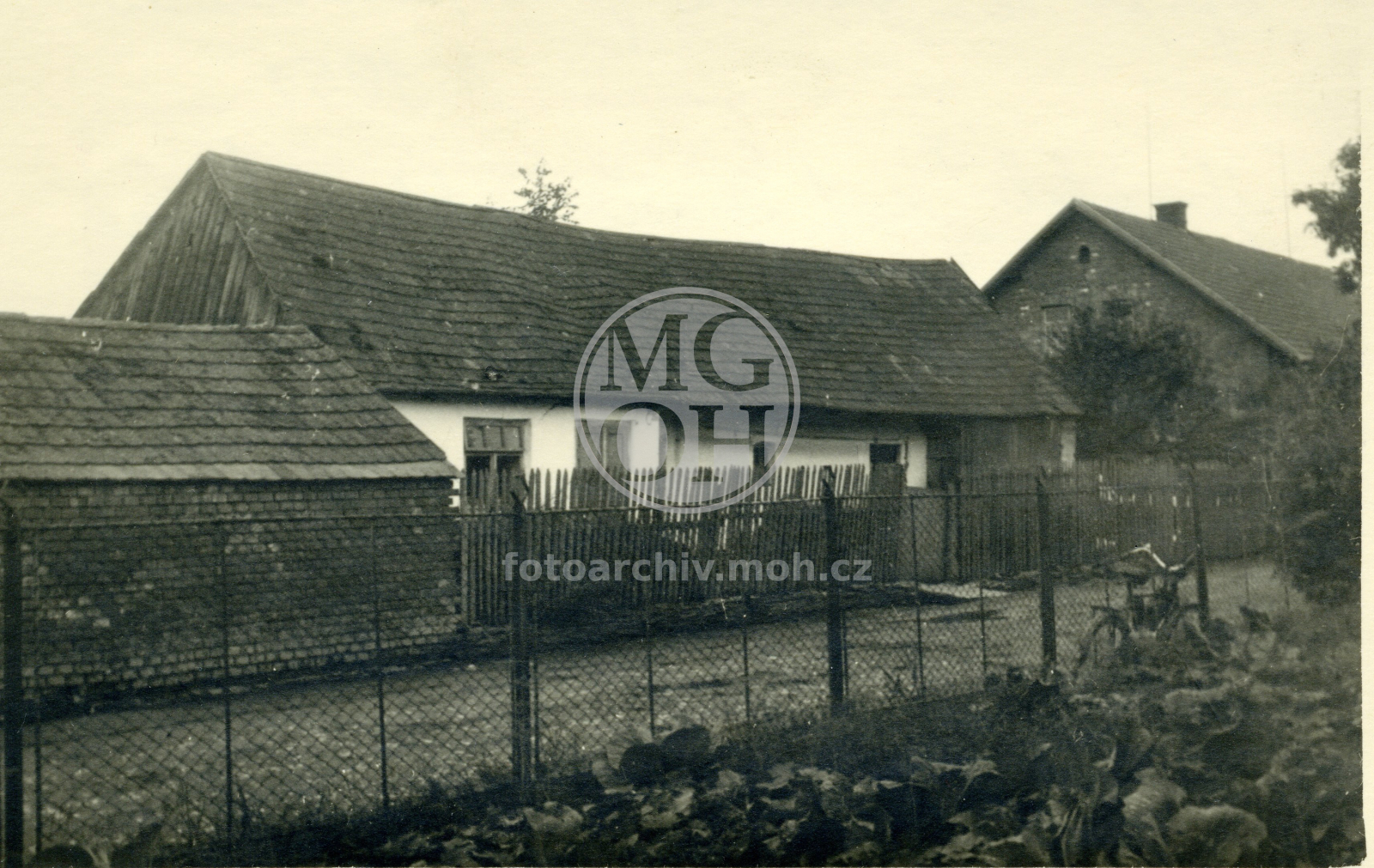 Fotografie - Dům čp. _26, venkovské stavení, dřevěný štít,  před zbouráním