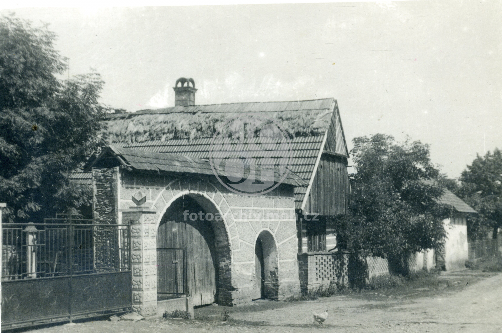 Fotografie - Dům čp. __4 s bránou a vraty, maj. A. Svatoňová, zbouráno 1962