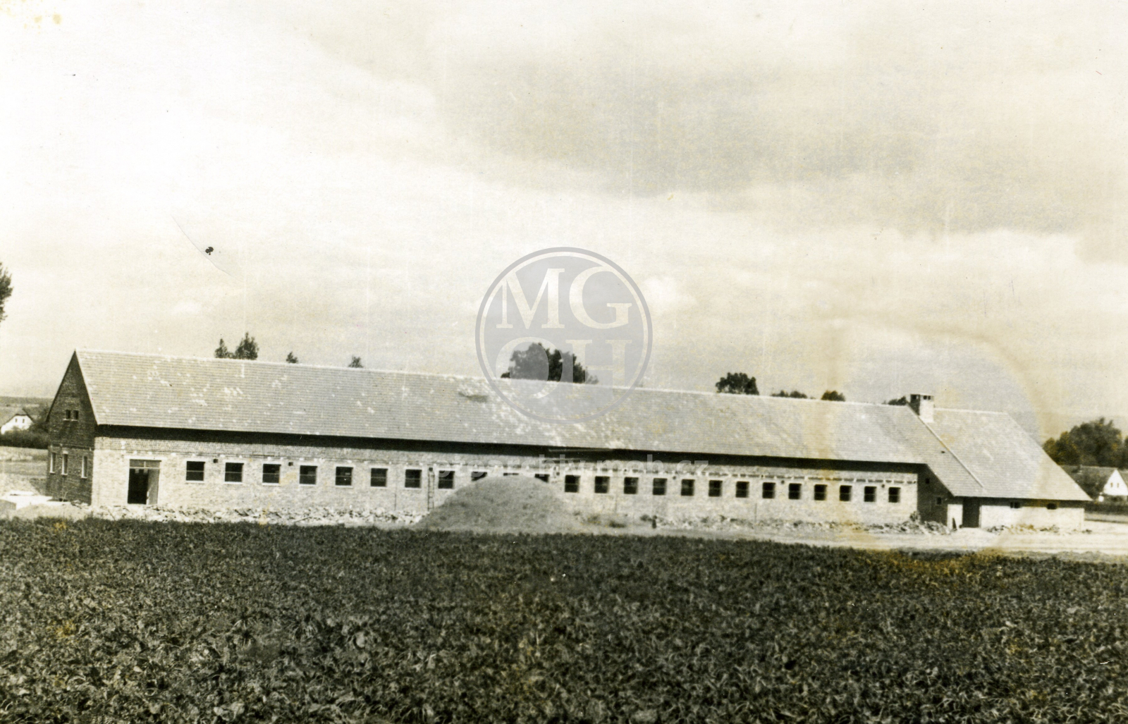 Fotografie - Kravín ve Skršicích od západu, další od Chřibů