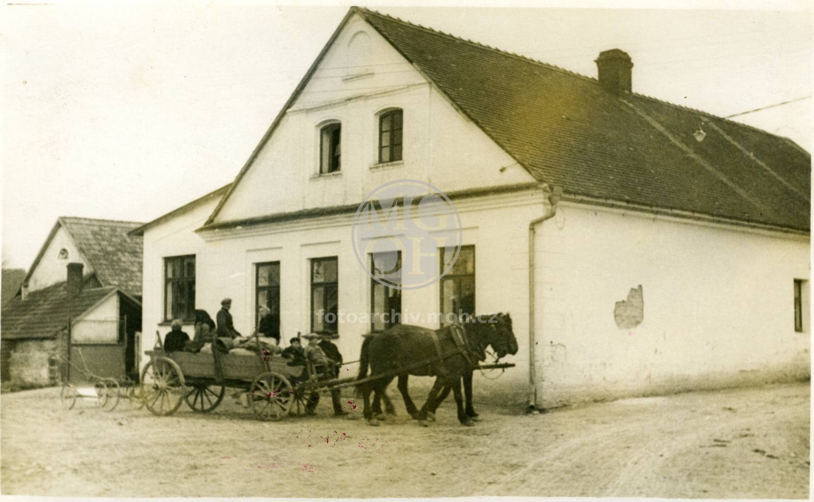 Fotografie - Statek a hostinec před obnovením omítek