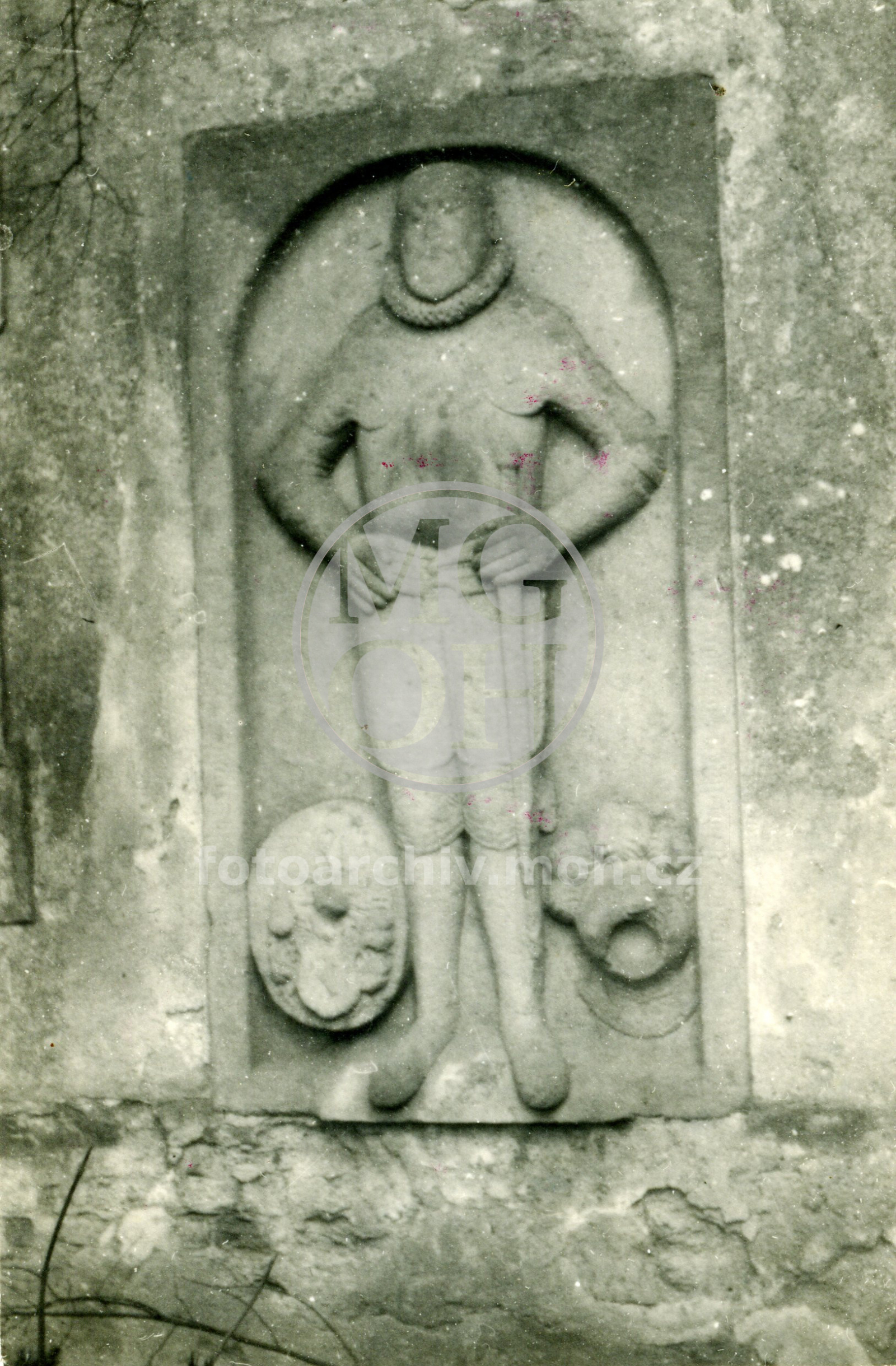 Fotografie - Jan Tamchyna, dědičný pán v Tošově a Doubravici (náhrobní kámen na kostnici, 1623)
Osoba: Tamchyna Jan