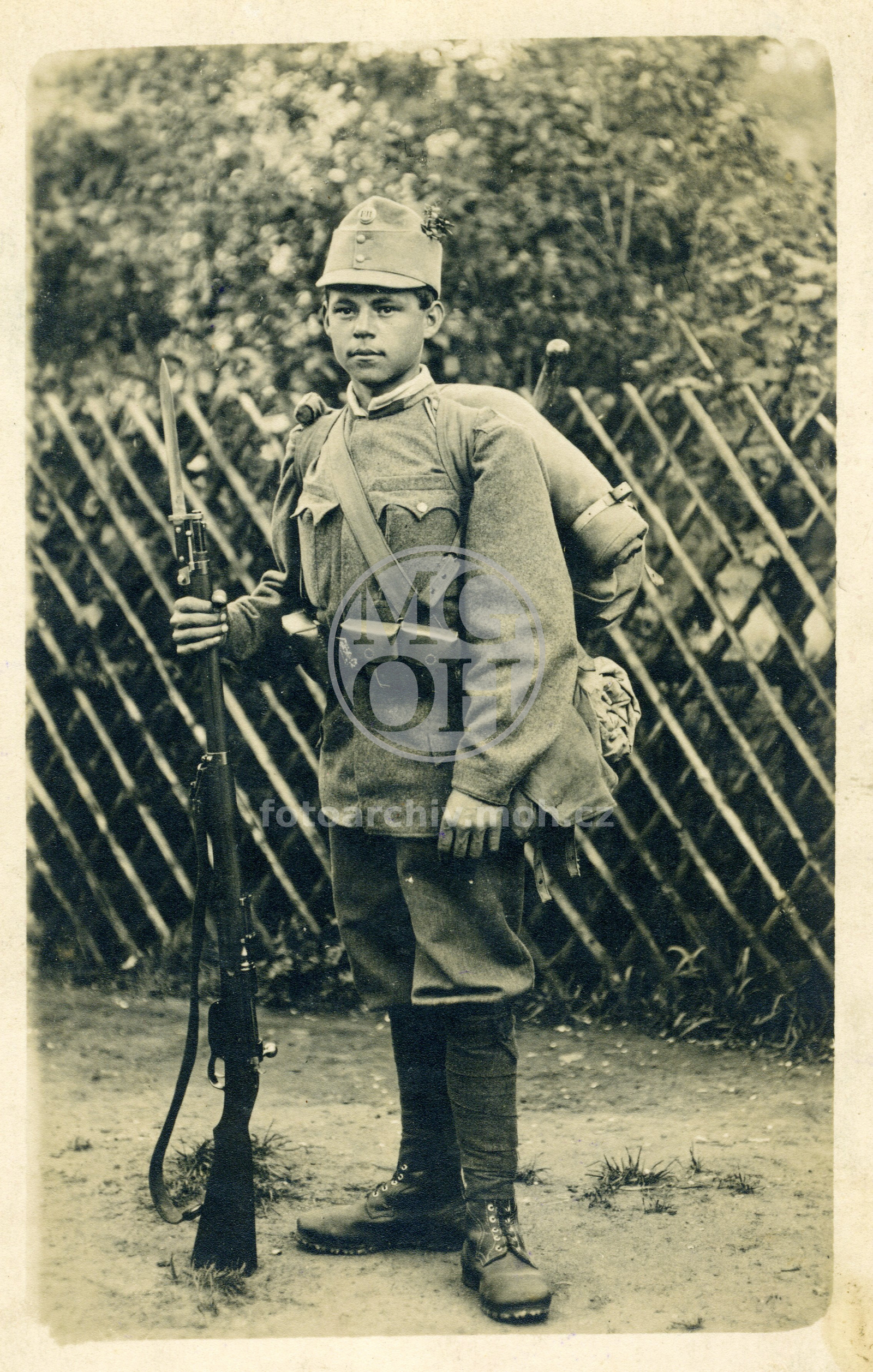 Fotografie - Rakouská uniforma a polní výzbroj na frontu - 32kg 
Osoba: Roubal Antonín
