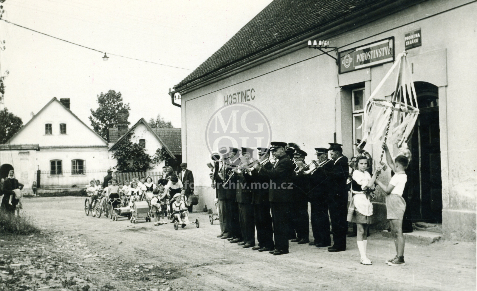 Fotografie - Dětský den za školou