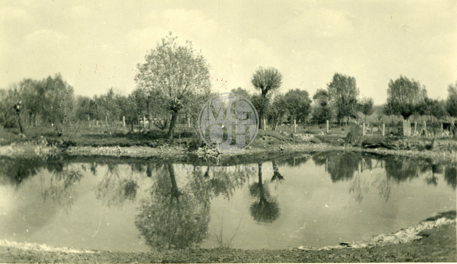 Fotografie - Obecní rybník, blízko čp. 17, 8, 12, za ním místo, kde stávala tvrz