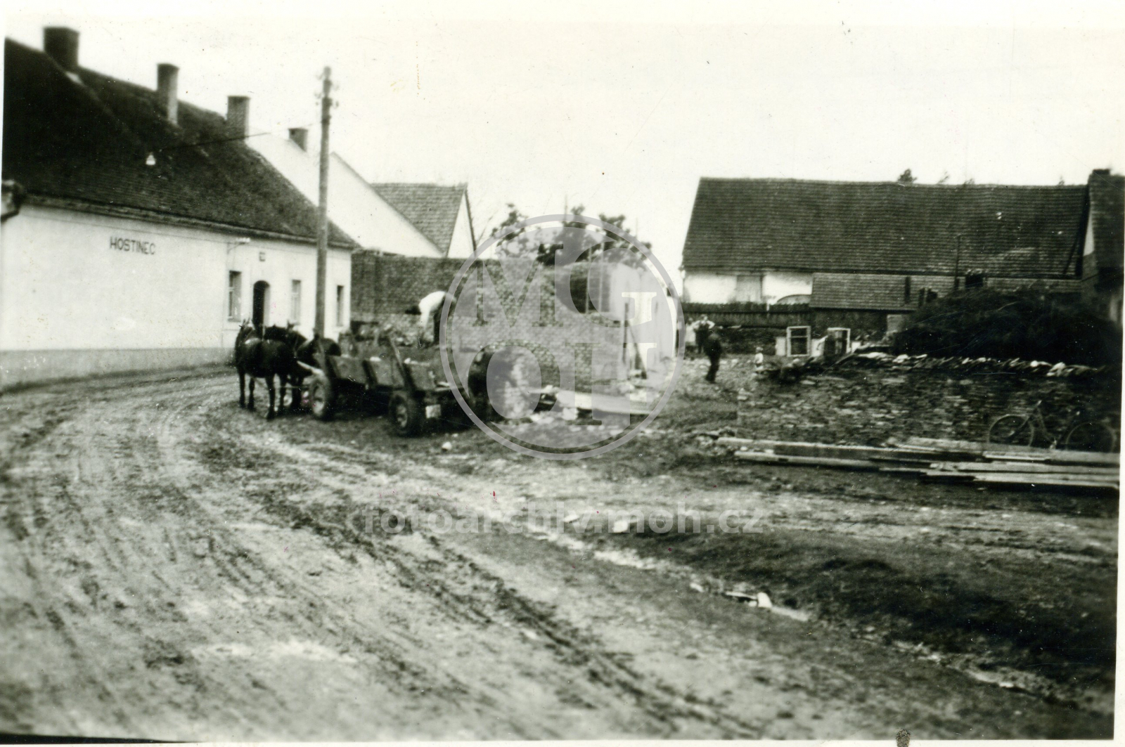 Fotografie - Místo po zbouraném stavení u hostince
Osoba:  maj.: M.Kašparová
