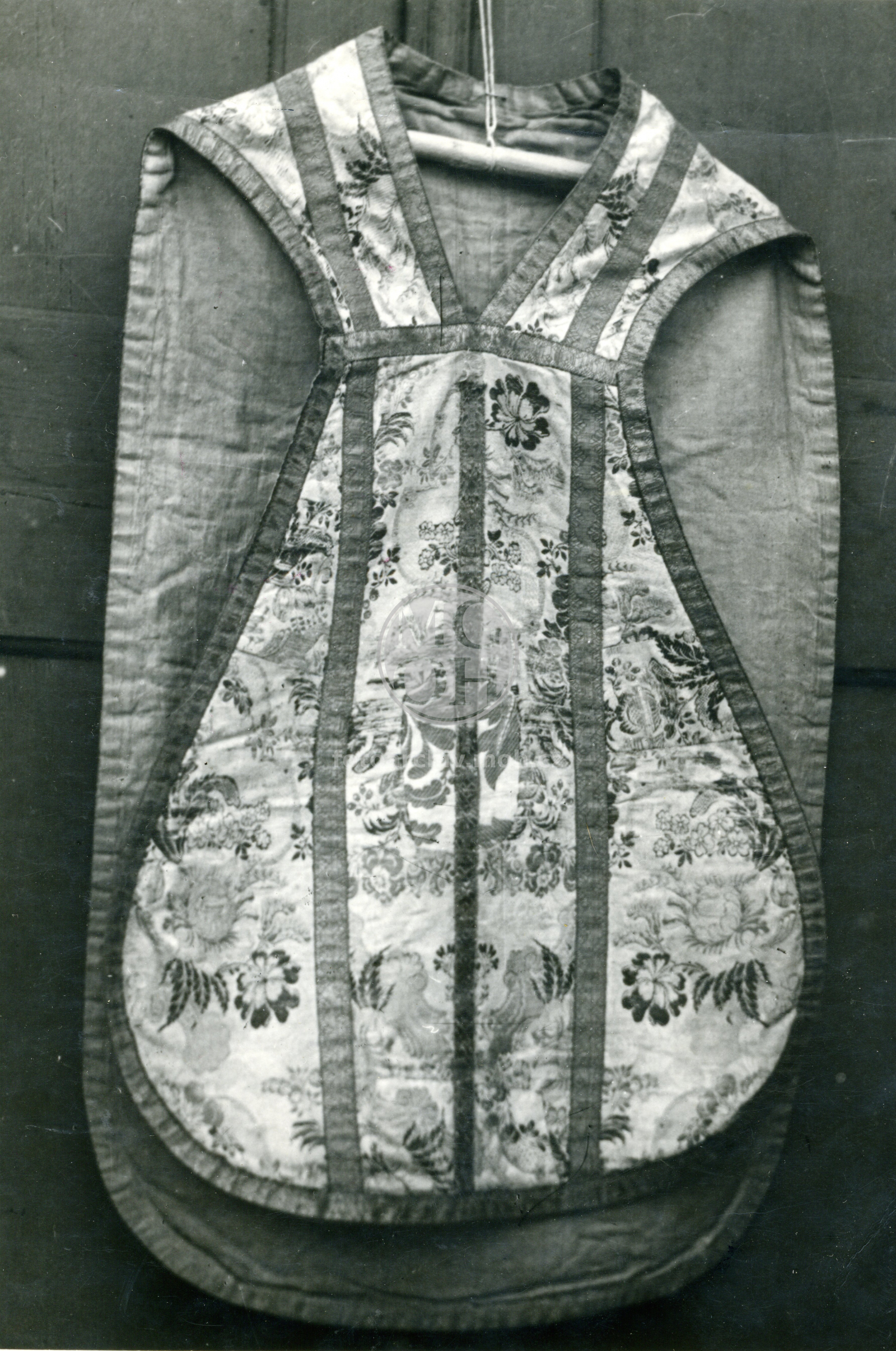 Fotografie - Přední část kněžského ornátu, vyšitého Alžbětou  Tamchynovou v letech 1580-1615 (zemřela r. 1619) 
Osoba: Poslední majitelka tvrze Tošova  - darováno kostelu