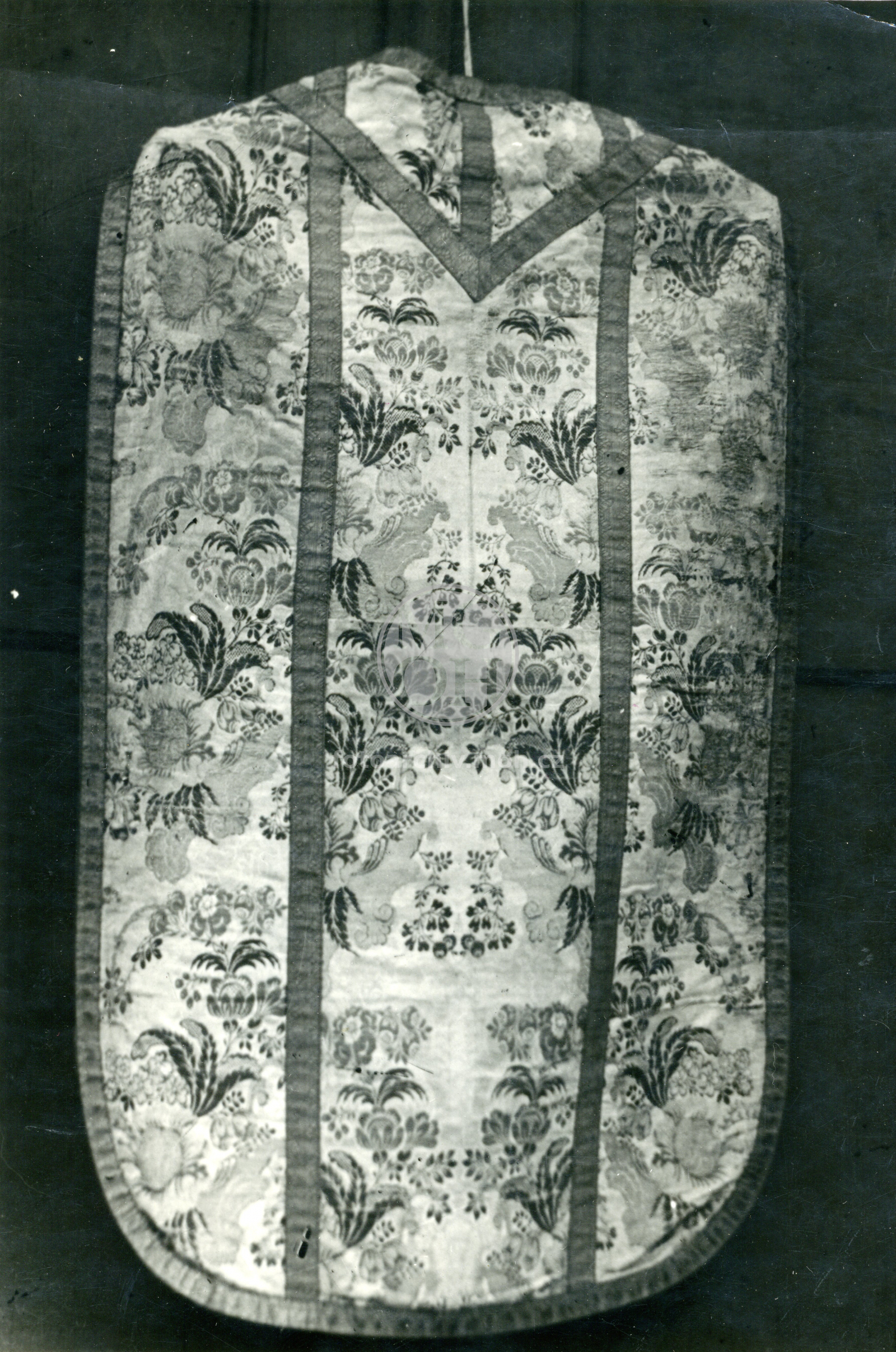 Fotografie - Zadní část kněžského ornátu  vyšitého Alžbětou  Tamchynovou v letech 1580-1615 (zemřela r. 1619) 
Osoba: Poslední majitelka tvrze Tošova  - darováno kostelu