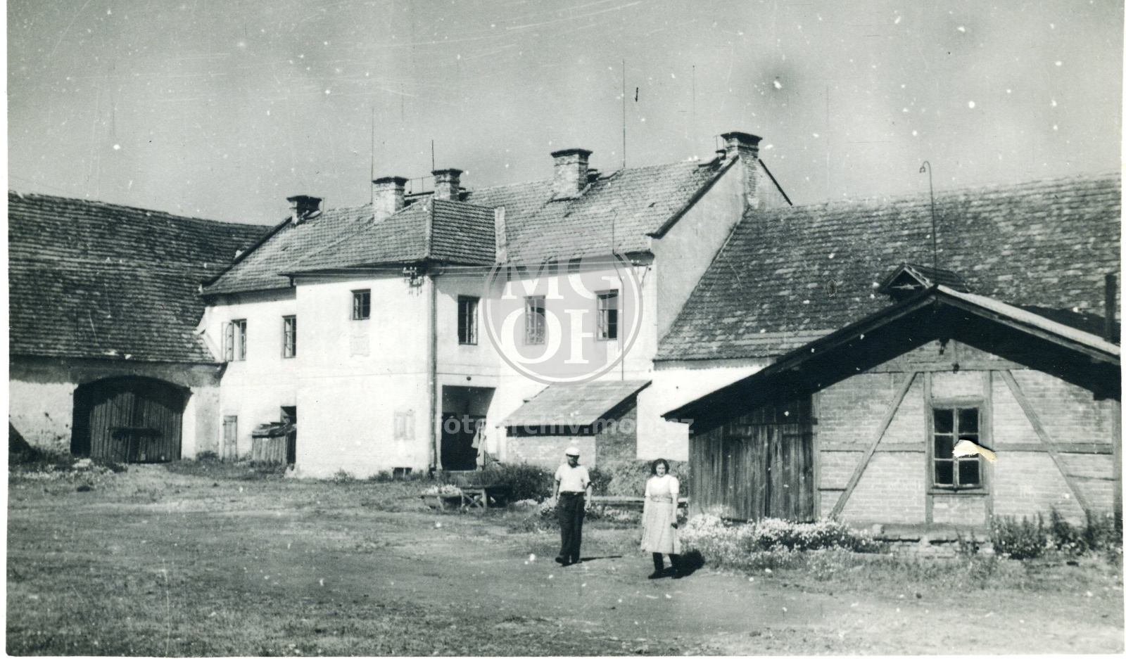Fotografie - Část dvora Tošova - stará stodola a obydlí pro deputátníky