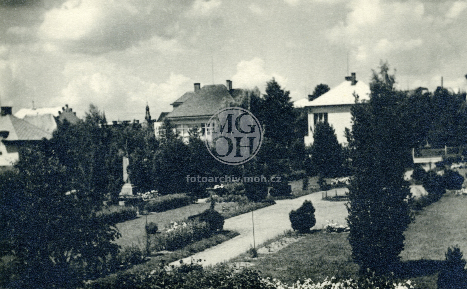 Fotografie - Sady legií před novým gymnáziem